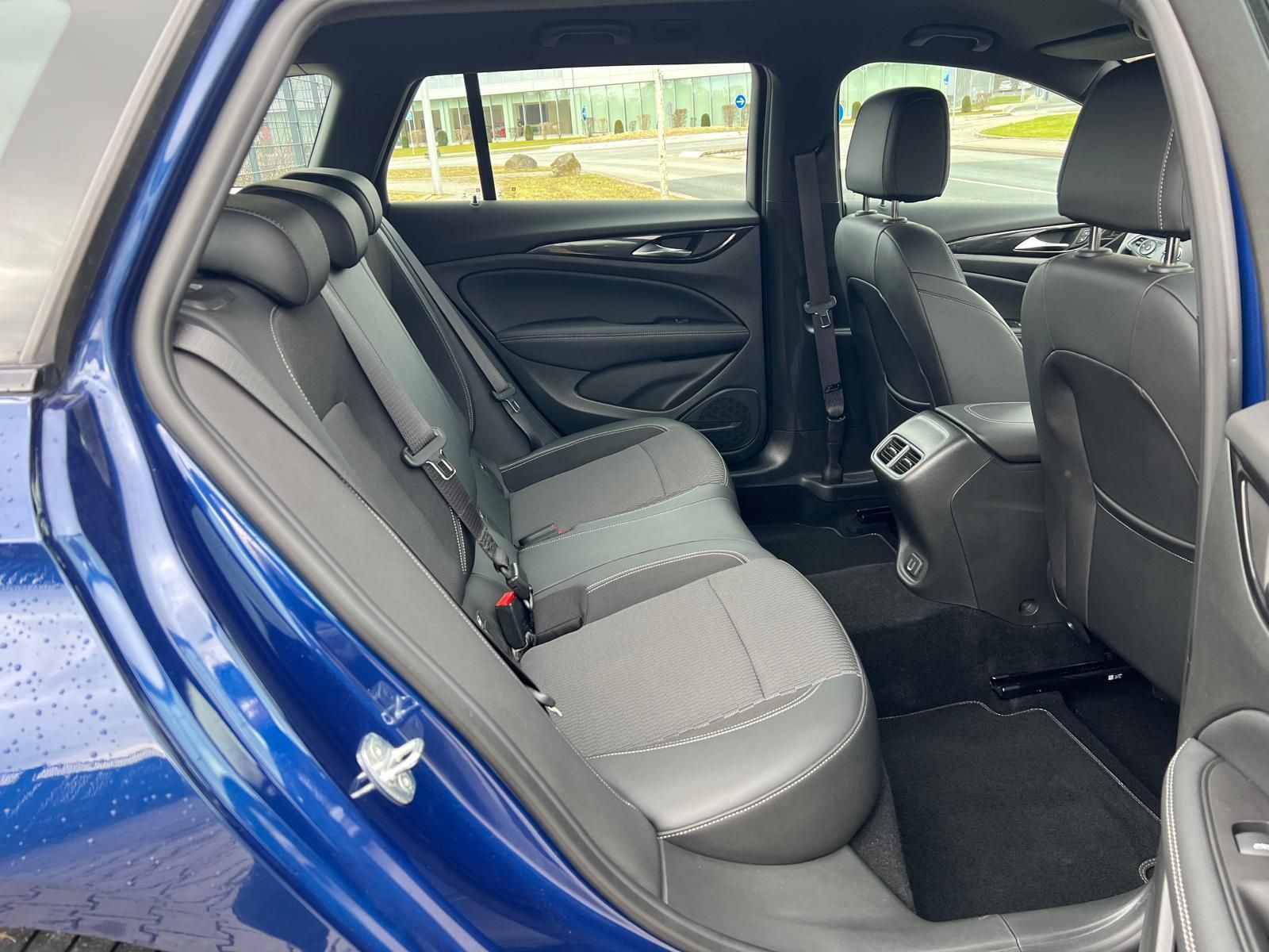 Opel Insignia 2.0 D Elegance Aut. - Samsaru's Car Outlet
