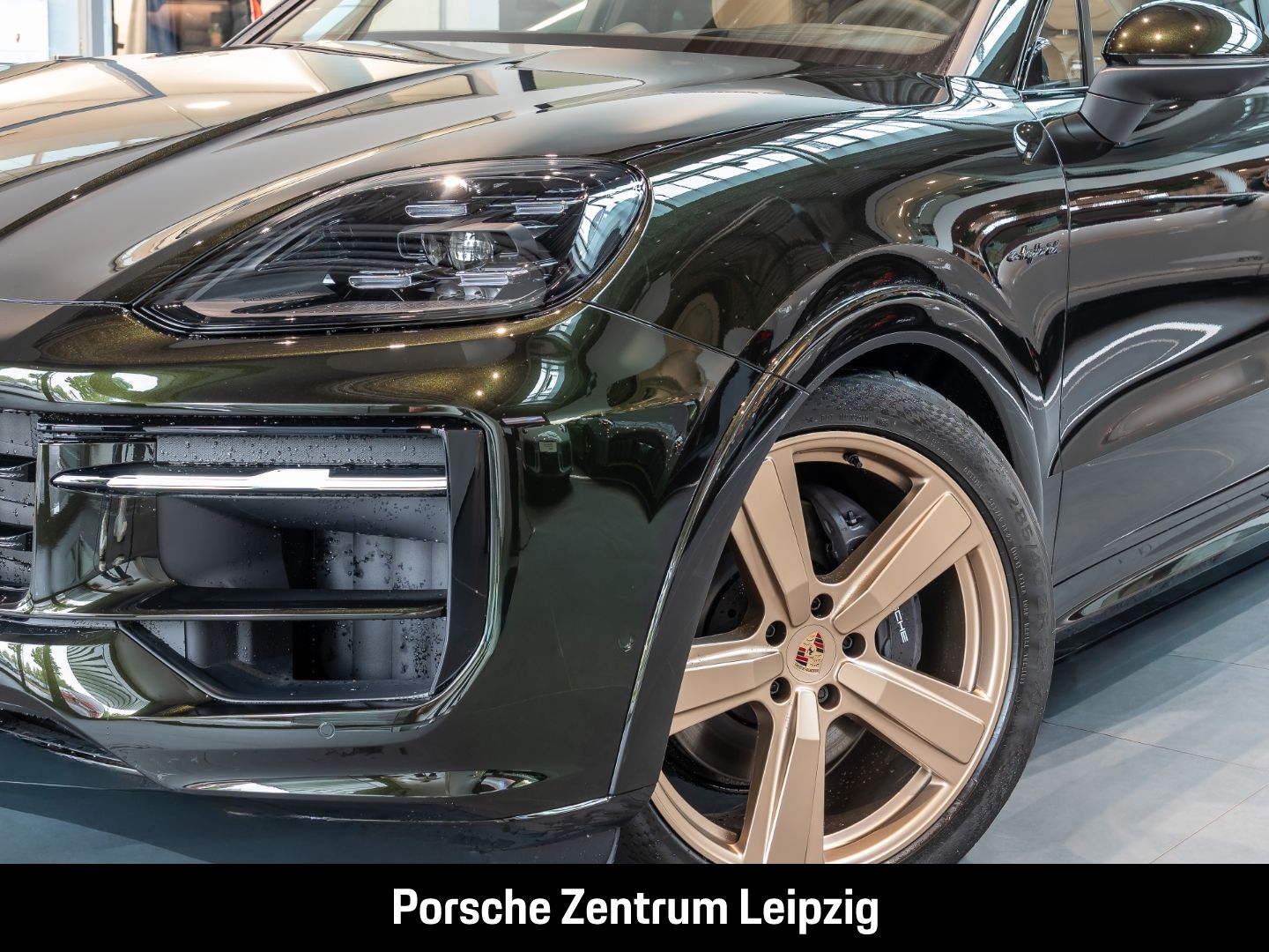 Porsche Cayenne E-Hybrid Dunkelolive Massage Sportabgas