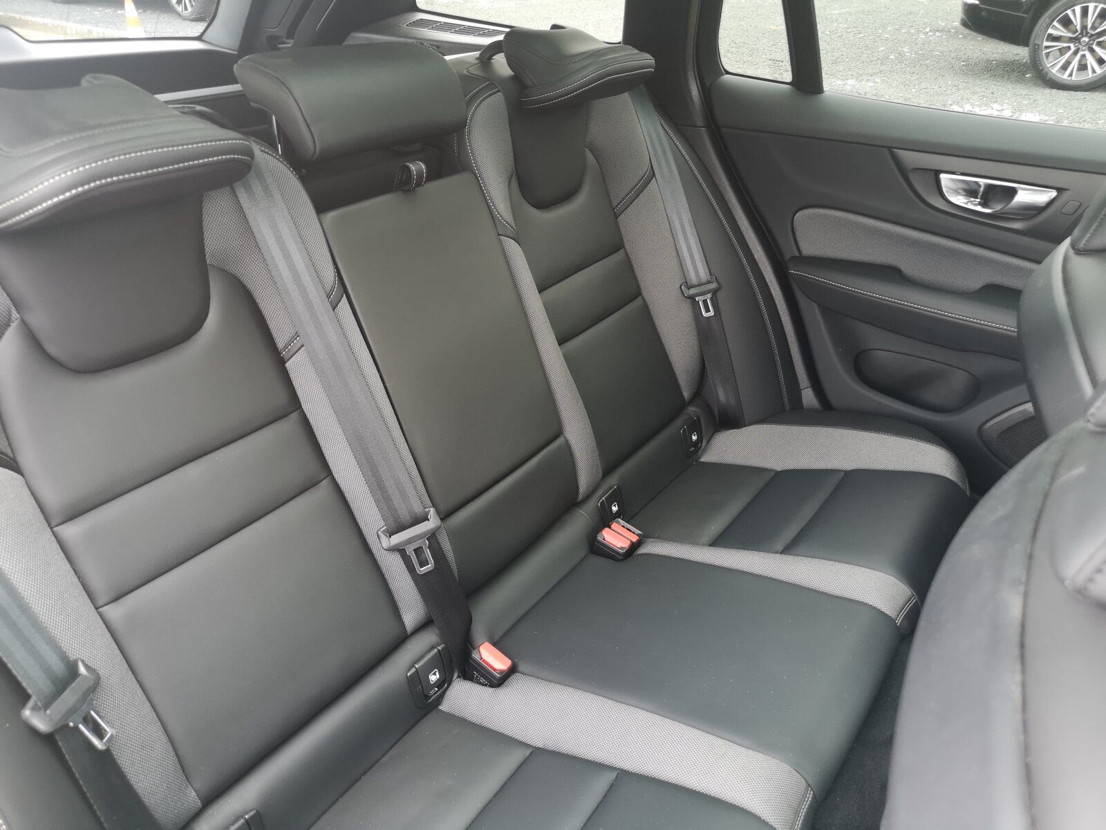 Volvo V60 Recharge T8 Plus Dark Long Range PANO|AHK|