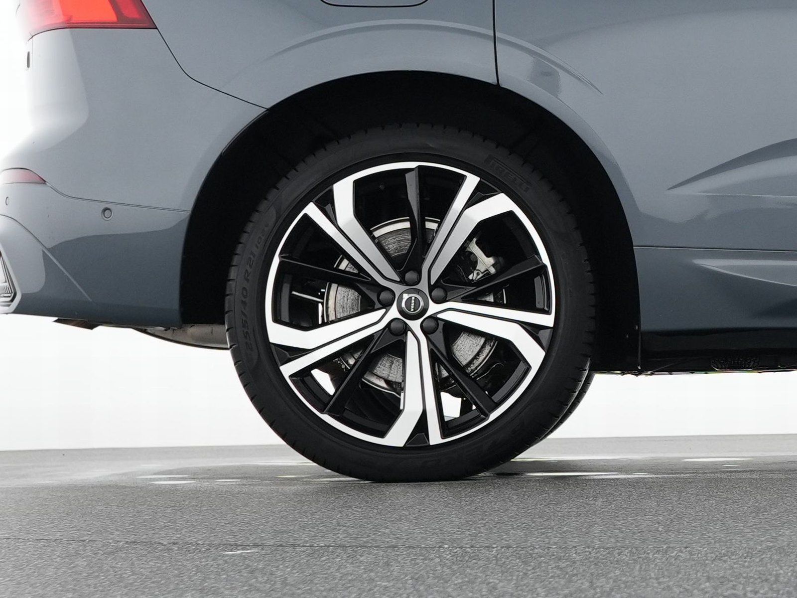 Volvo XC60 T6 Recharge AWD Plus Dark 21"+AHK+360°+H&K