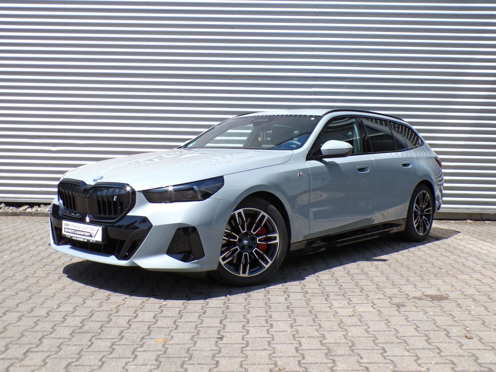 BMW i5 eDrive40 Tour. M Sport Pro AHK B&W ABAssi