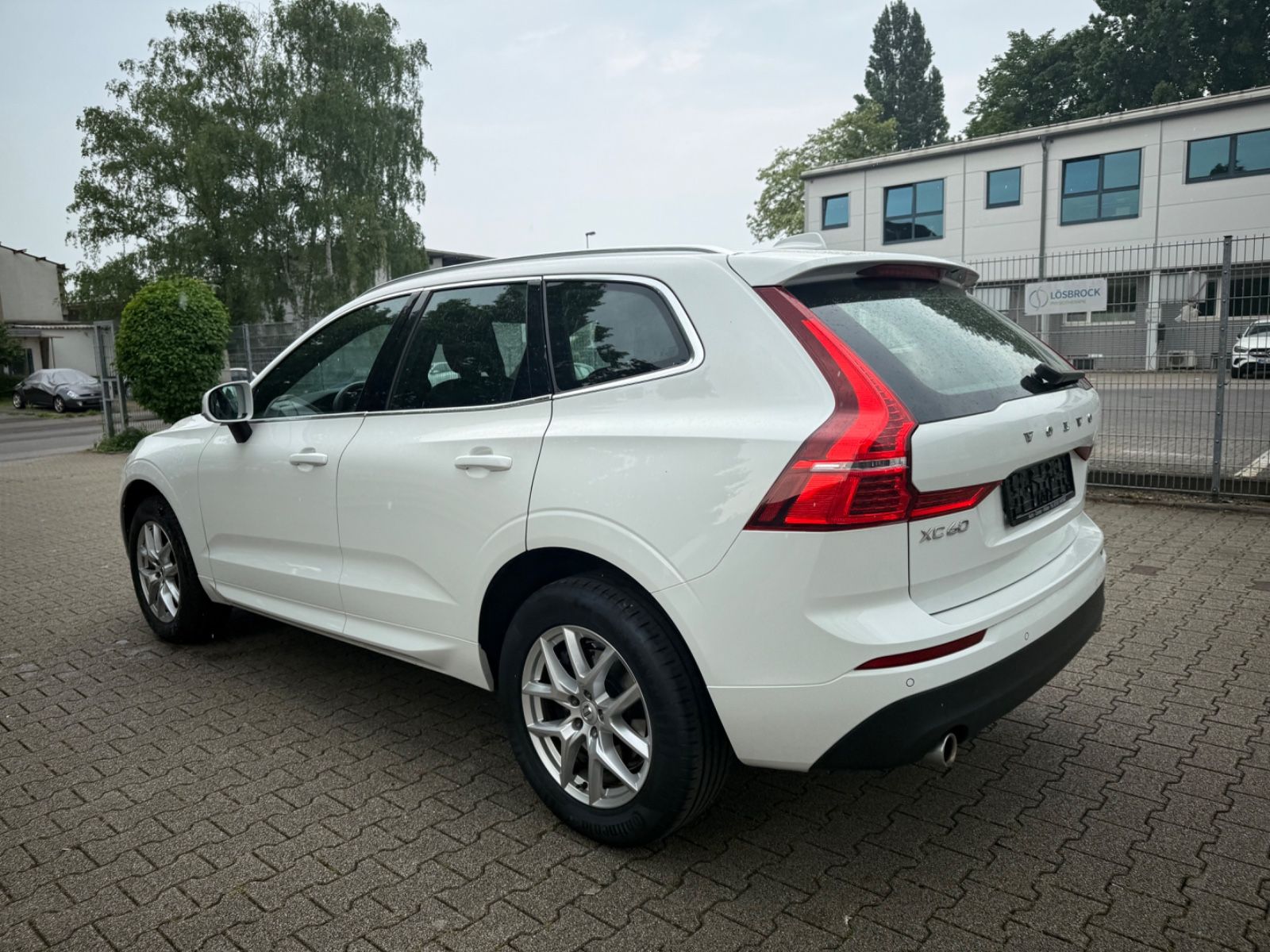 Volvo XC60 Momentum Pro AWD - Samsaru's Car Outlet