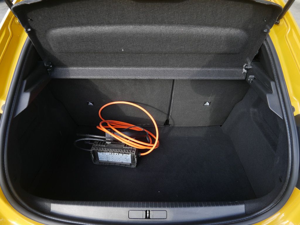 Peugeot e-208 Allure - Samsaru's Car Outlet