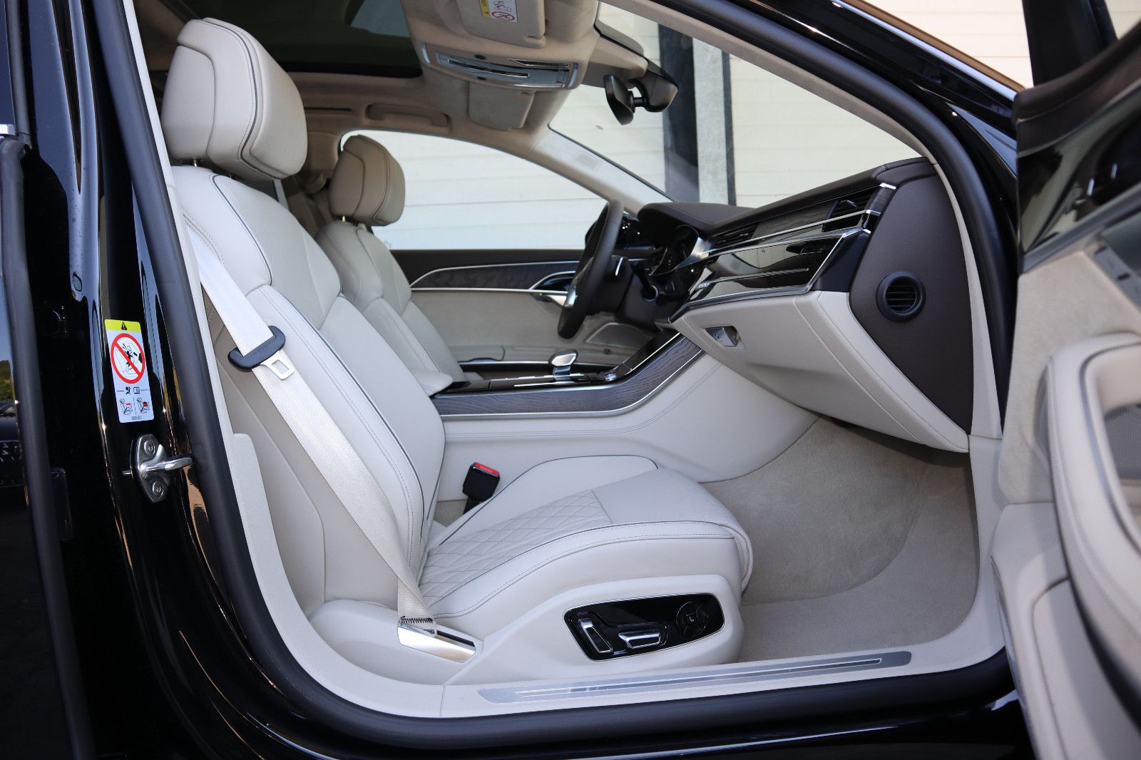 Audi A8L 60 TFSIe lang - Samsaru's Car Outlet