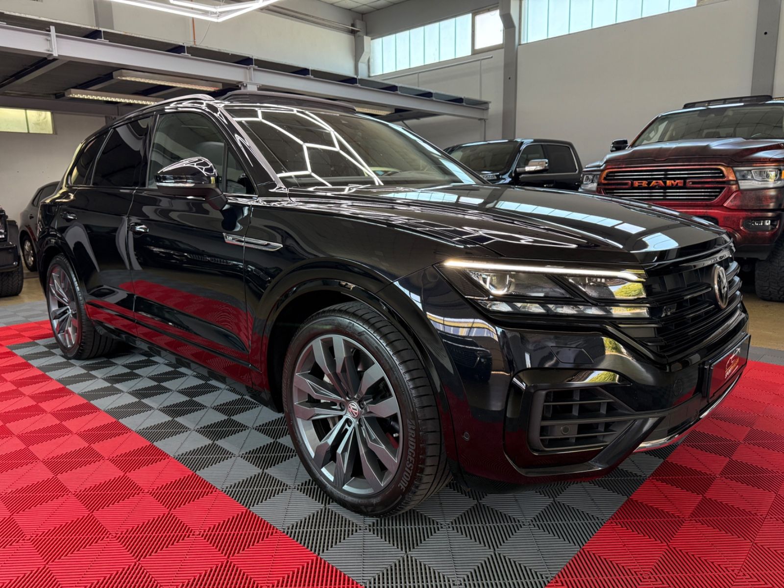 Volkswagen Touareg R-Line - Samsaru's Car Outlet