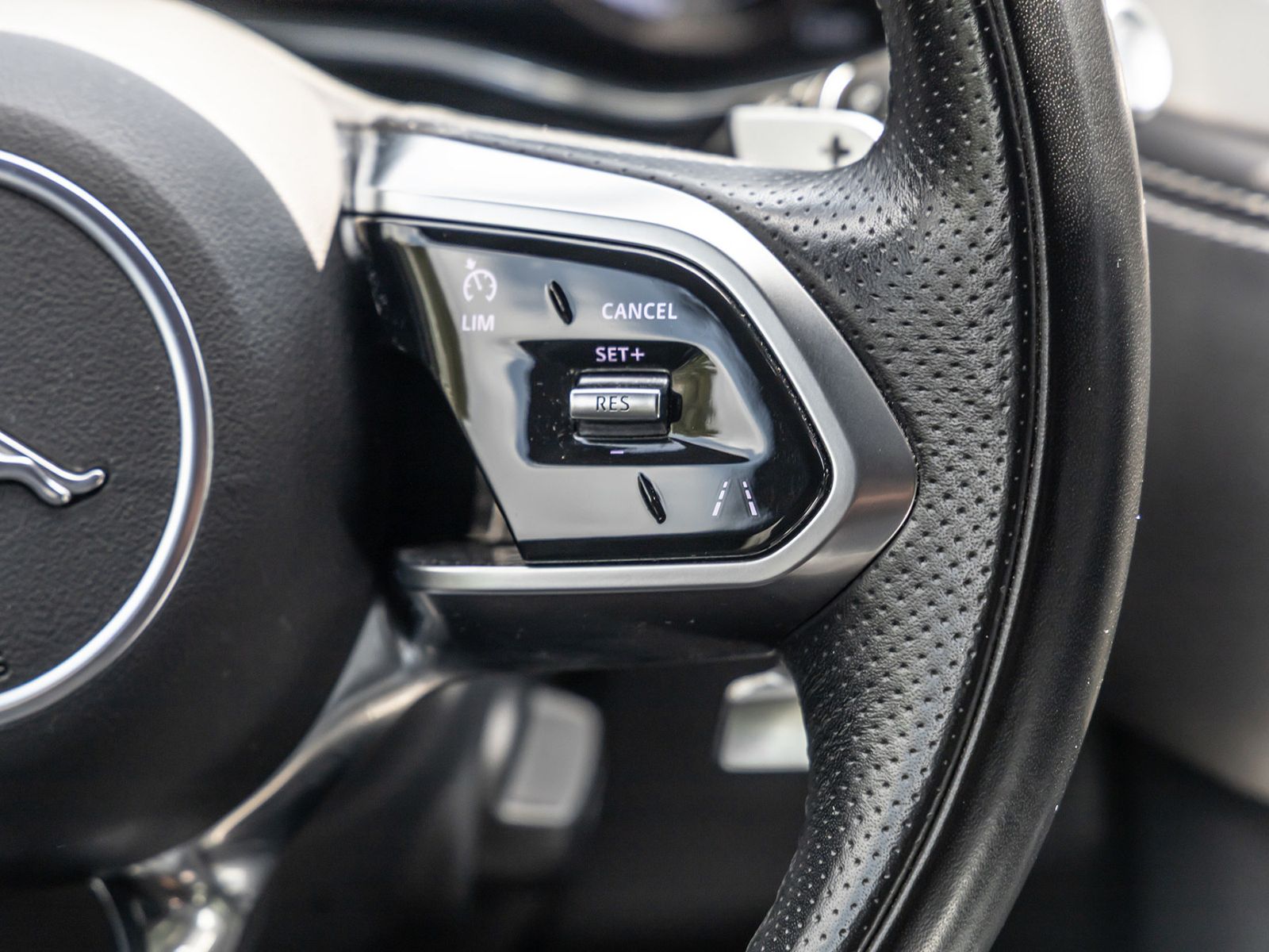 Jaguar F-Pace P400e AWD R-Dynamic AHK NAVI PDC 360°