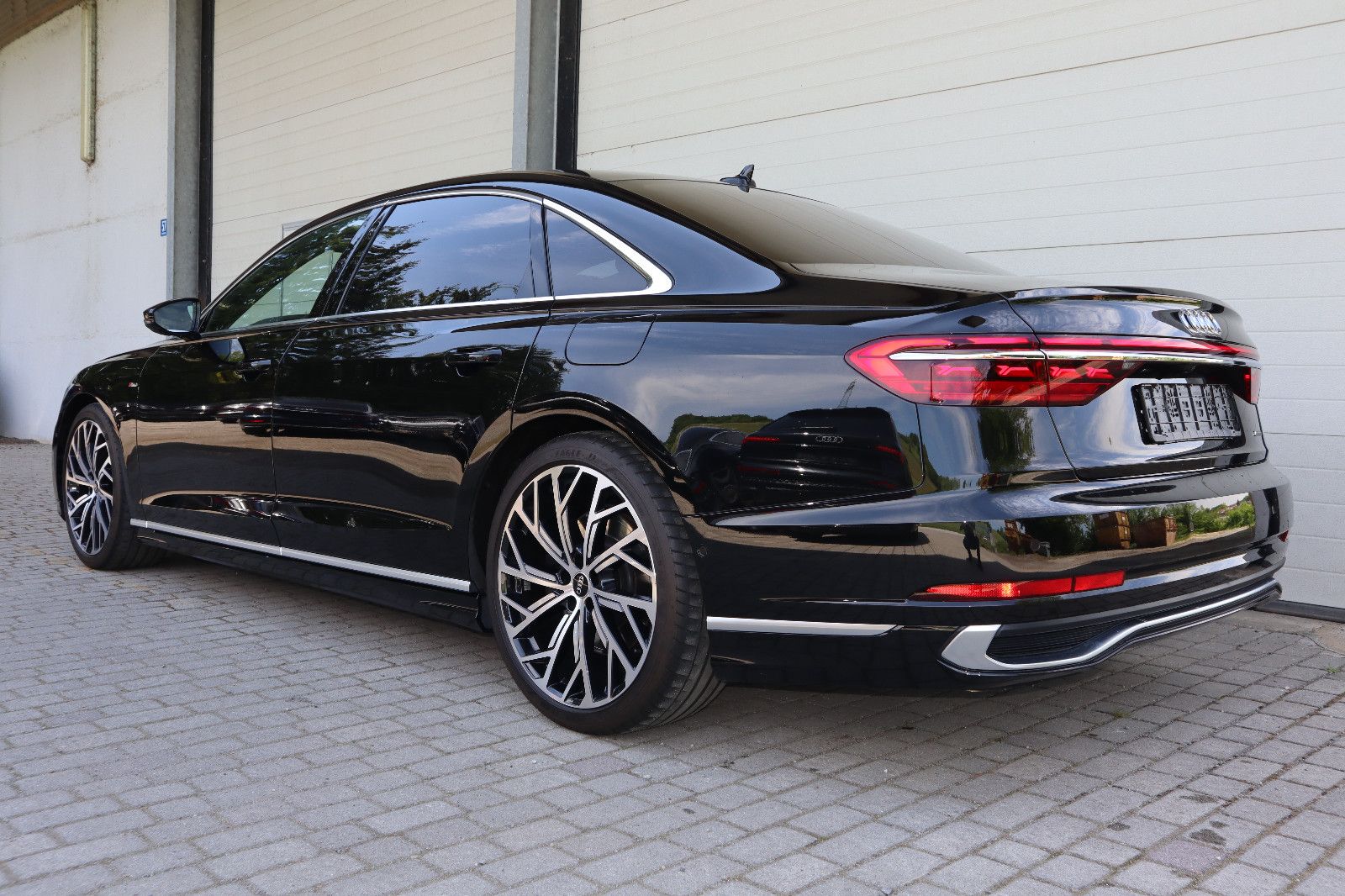 Audi A8L 60 TFSIe lang S-Line - Samsaru's Car Outlet