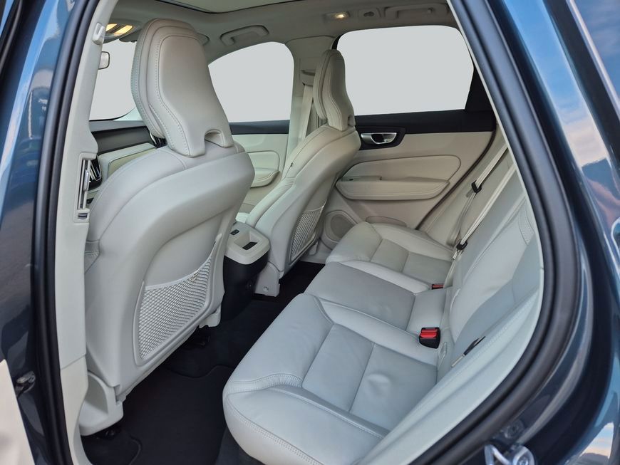 Volvo XC60 B4 D AWD Plus Dark  Business+Panorama