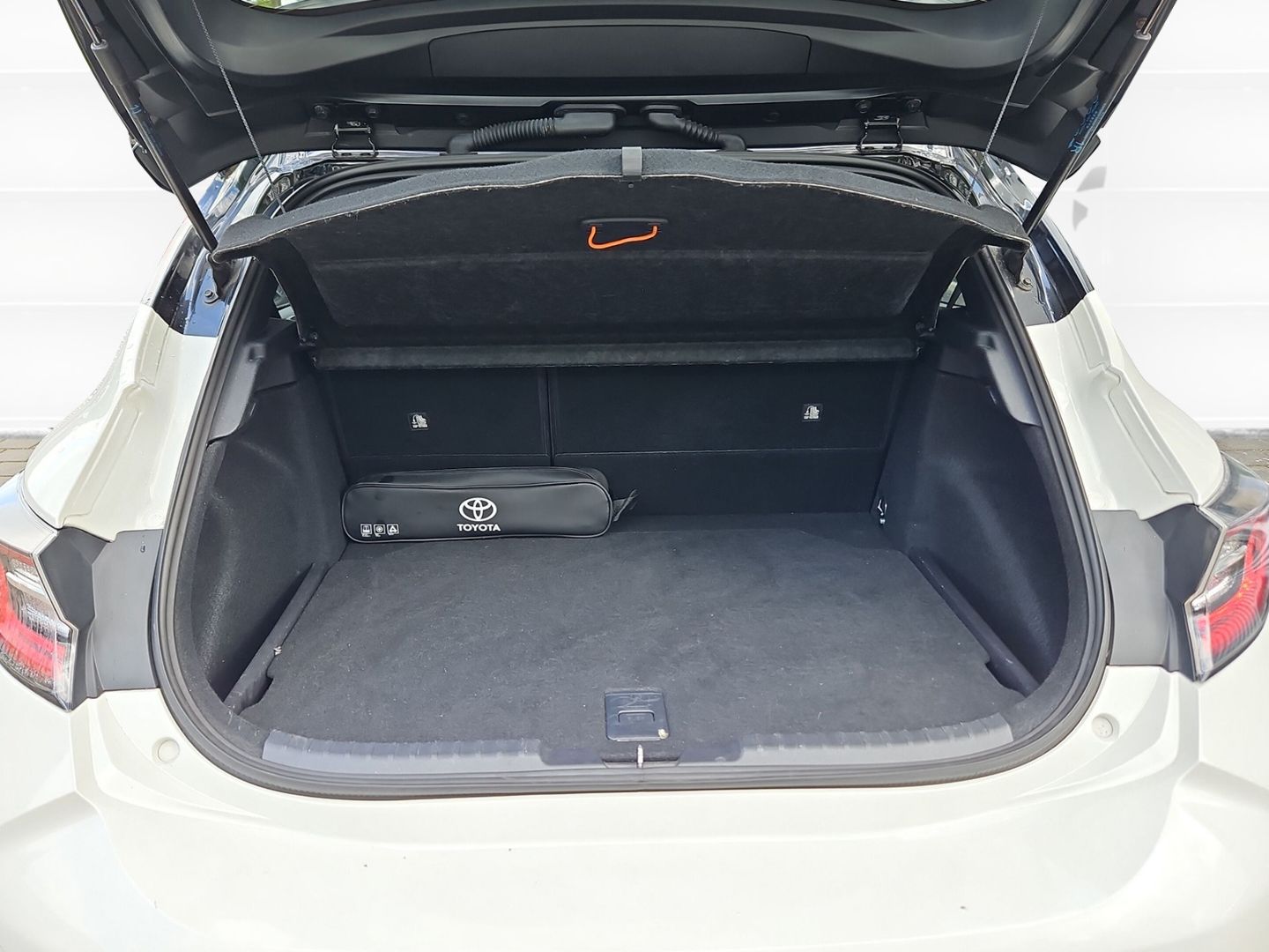 Toyota Corolla 2.0 Hybrid Club - Samsaru's Car Outlet