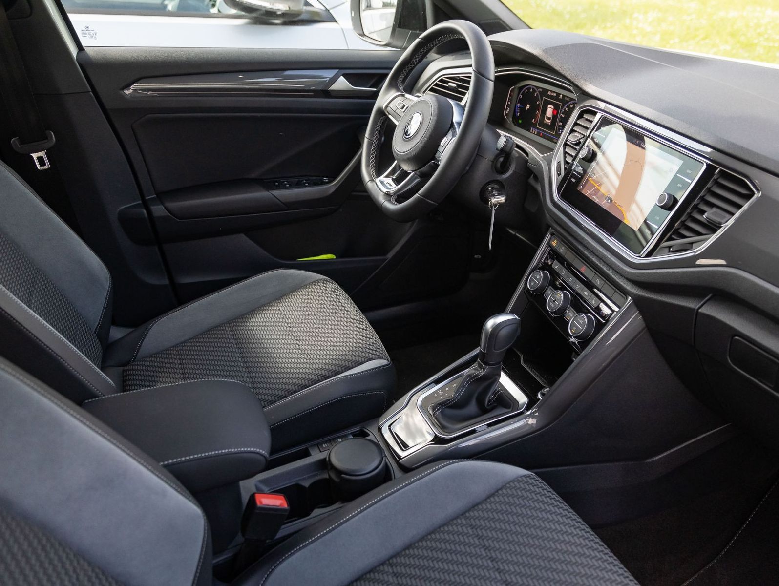 Volkswagen T-Roc 1.5 TSI Sport DSG - Samsaru's Car Outlet