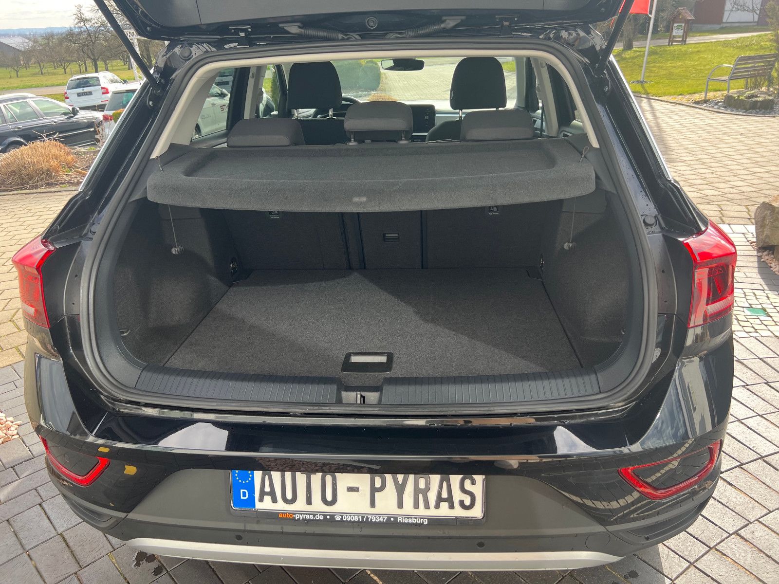 Volkswagen T-Roc Life TSI - Samsaru's Car Outlet