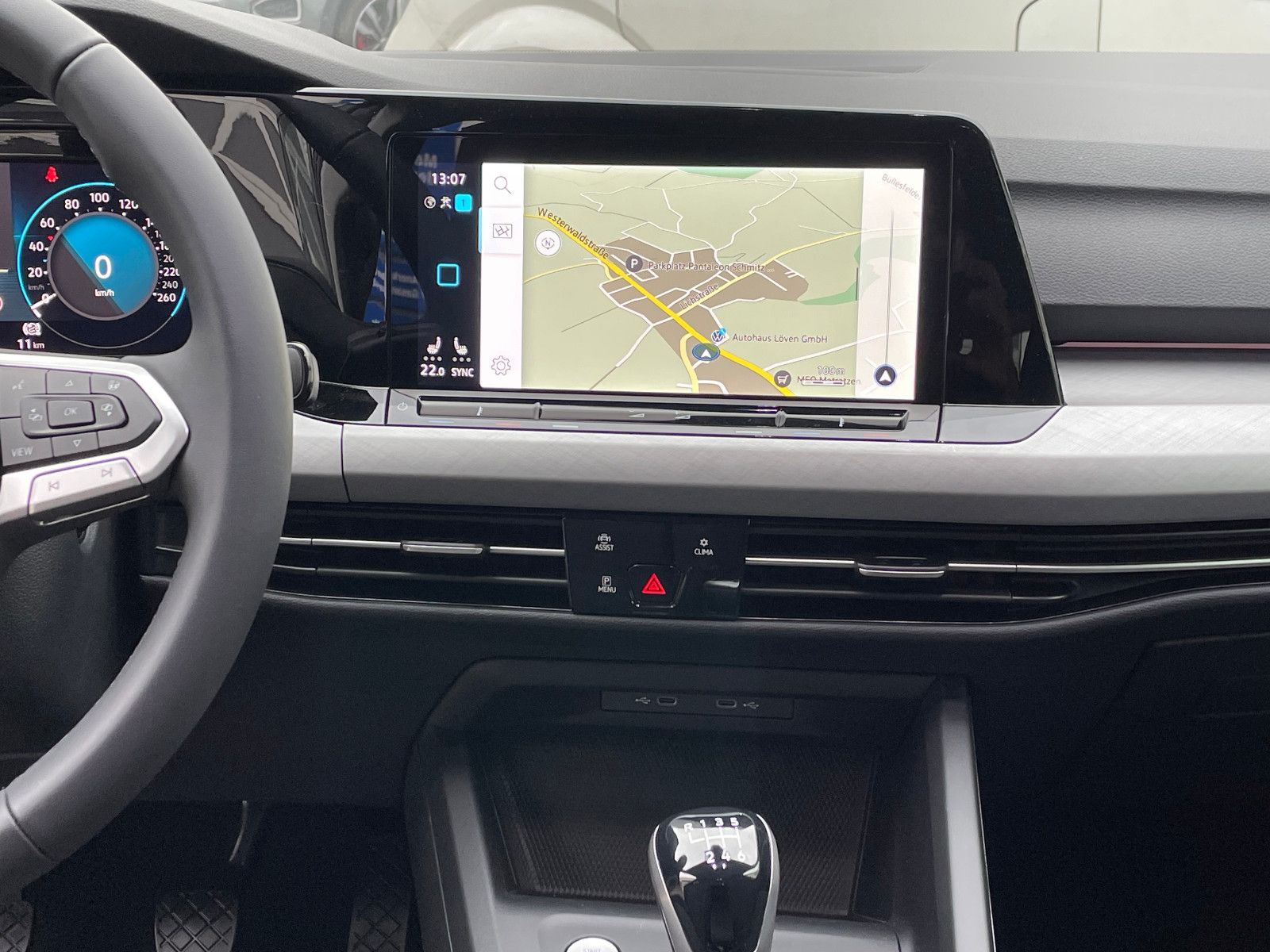 Volkswagen Golf VIII Variant 1.5 TSI Life - Samsaru's Car Outlet