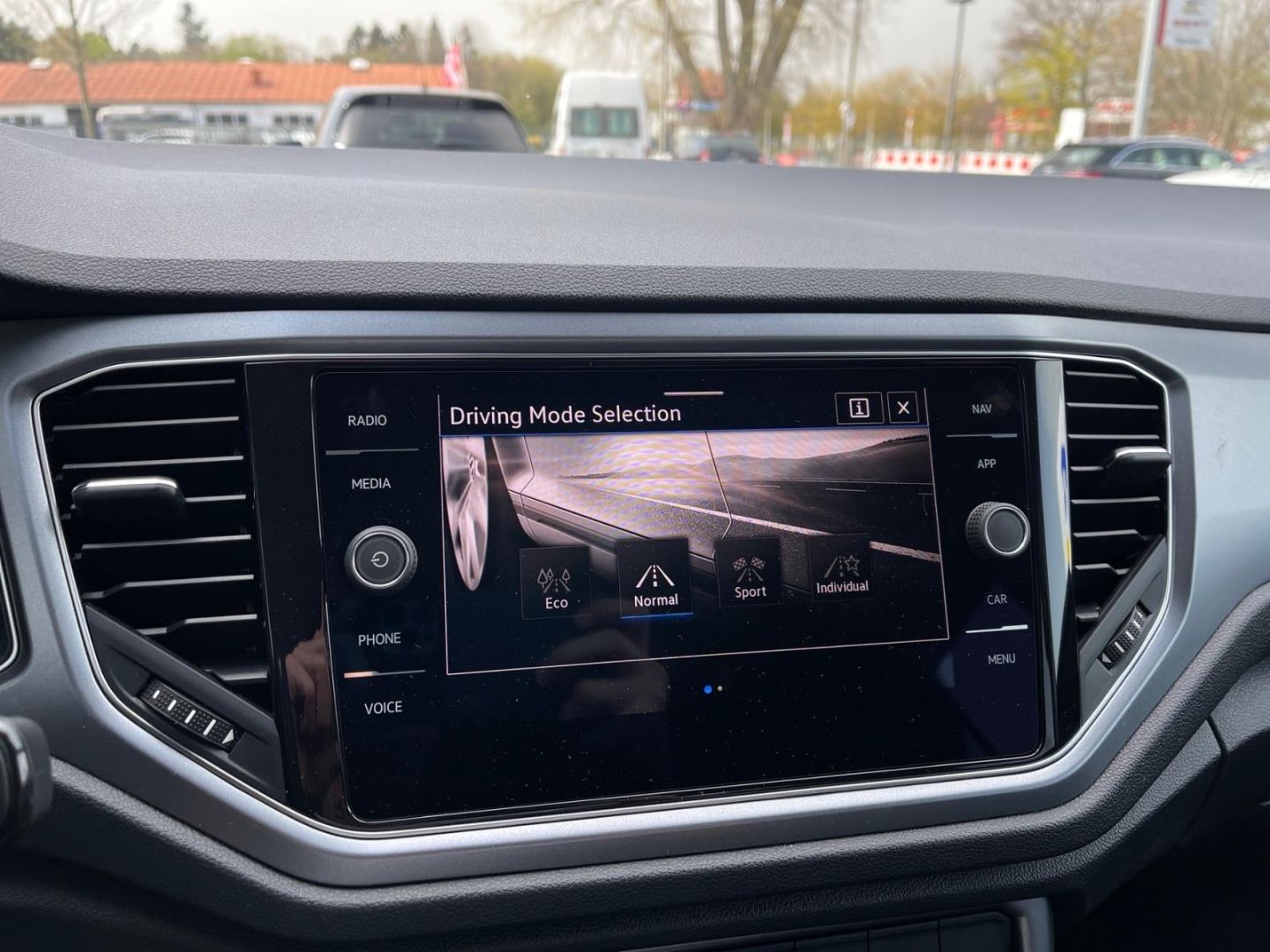 Volkswagen T-Roc Active 2.0 TDI DSG - Samsaru's Car Outlet
