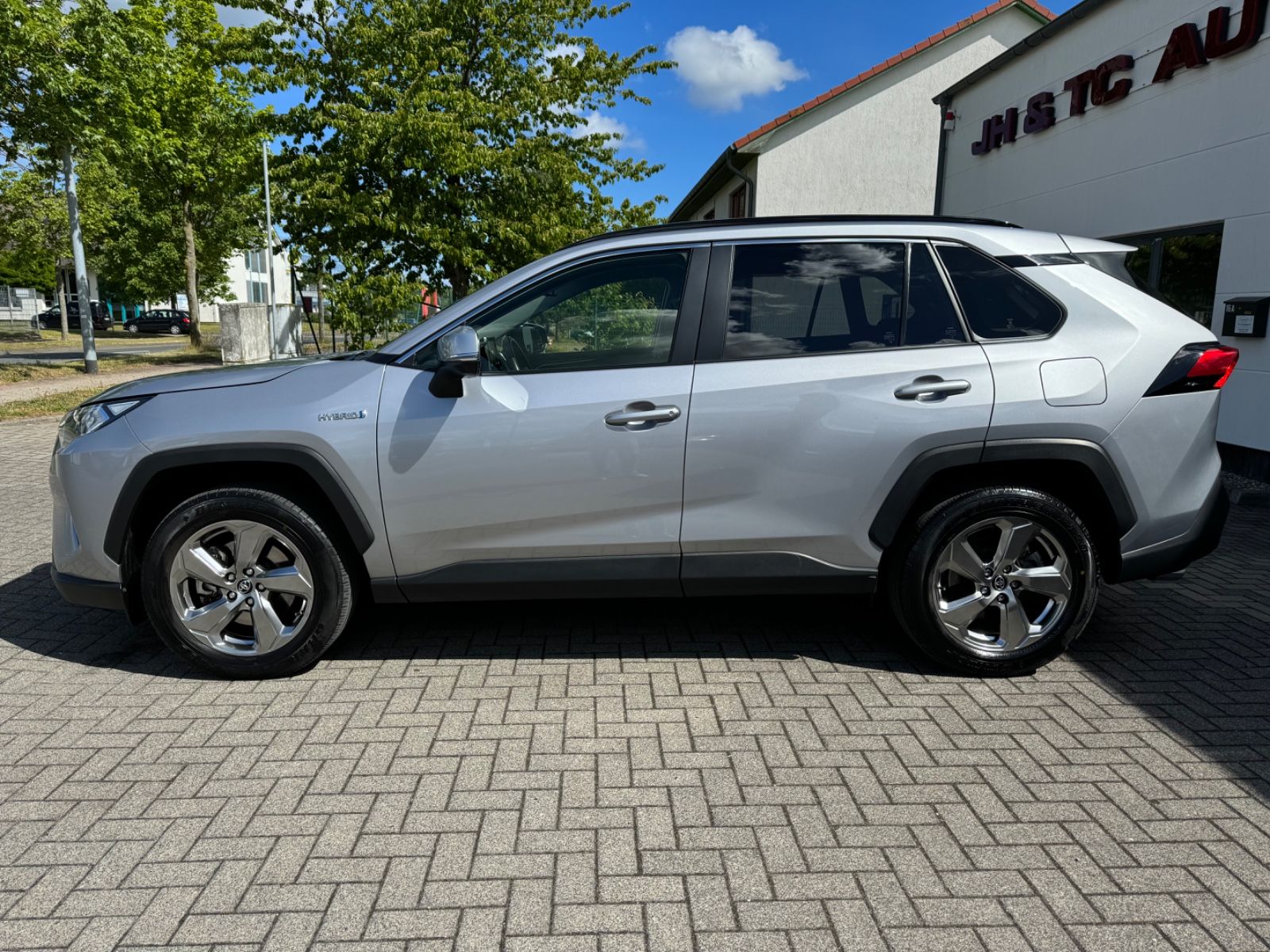 Toyota RAV4 Hybrid 4x2 - Samsaru's Car Outlet