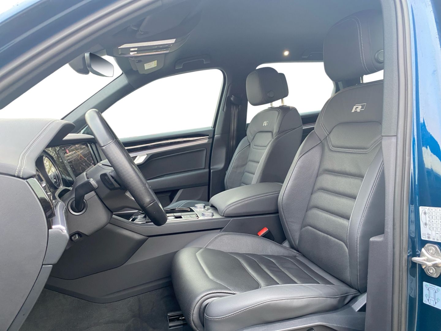 Volkswagen Touareg 3.0 V6 TDI 4M R-Line - Samsaru's Car Outlet