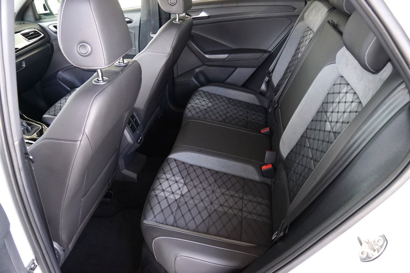 Volkswagen T-Roc R-Line 1.5 TSI DSG - Samsaru's Car Outlet