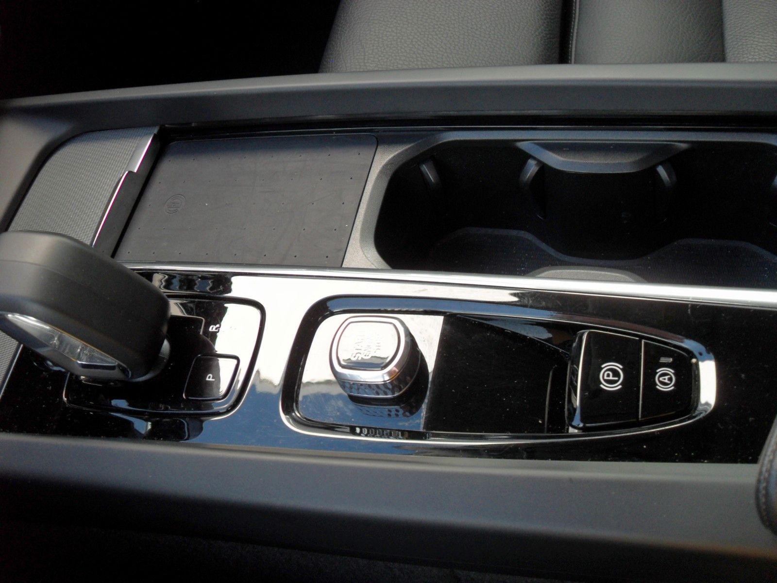 Volvo XC 60 B4 Plus Dark - Samsaru's Car Outlet