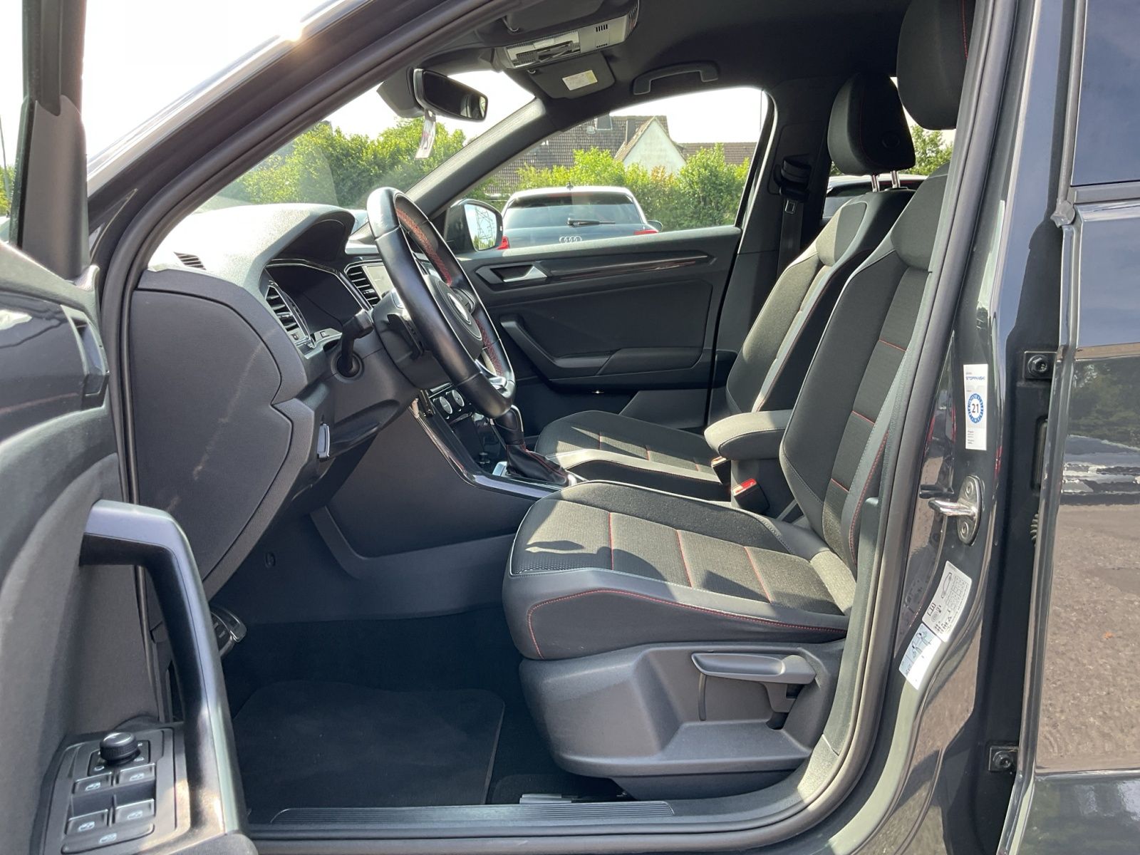 Volkswagen T-Roc 1.5 TSI DSG Sport R-Line - Samsaru's Car Outlet