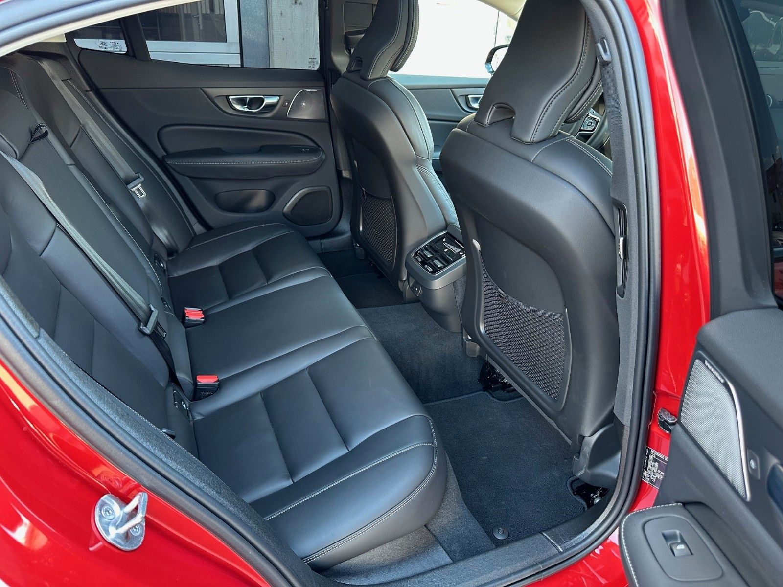 Volvo S60 B5 Ultimate Dark AWD-B&W-360°-Massage-Nappa