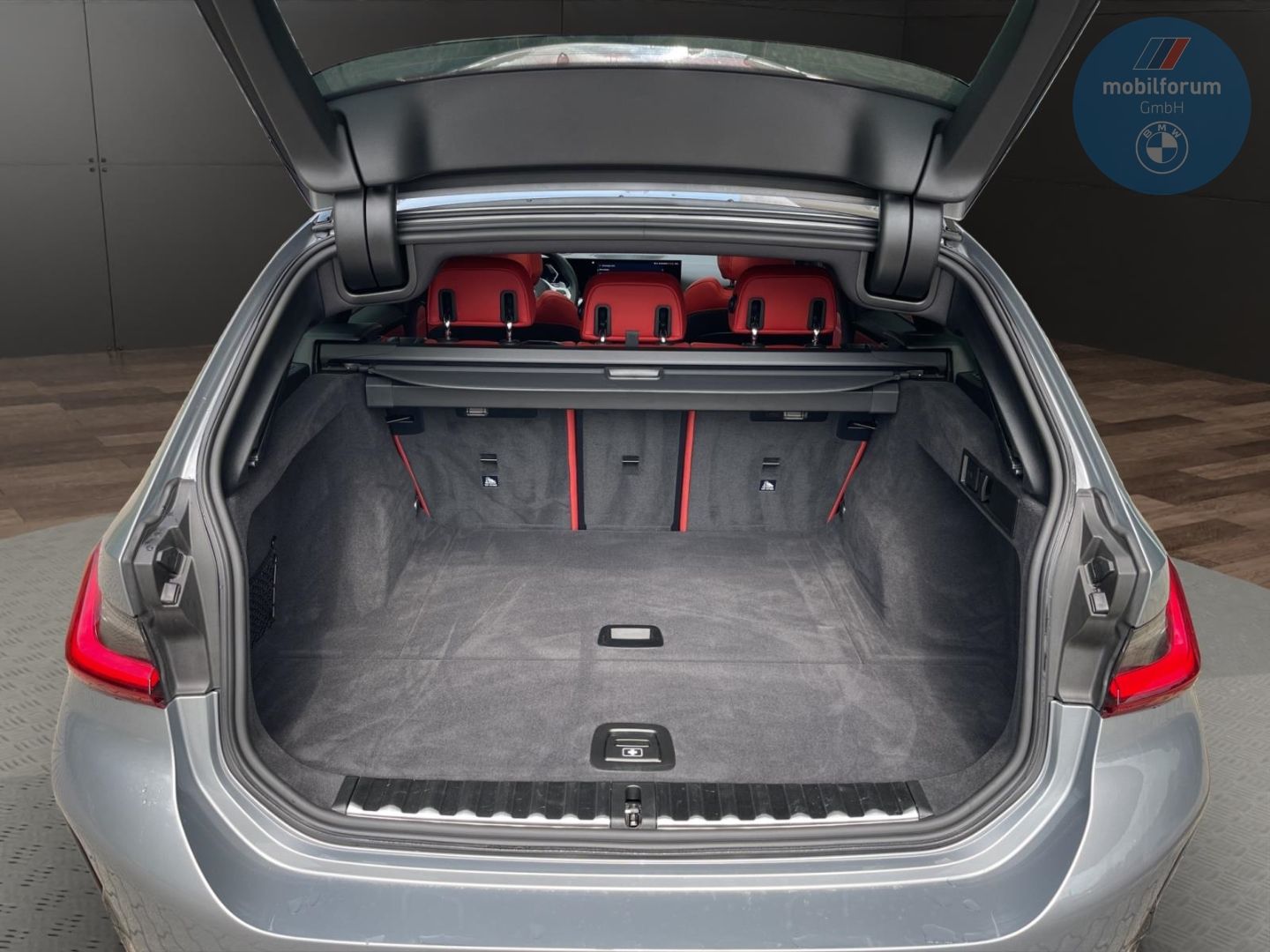 BMW 330 i xDrive Touring M-Sport DriveAssist Prof