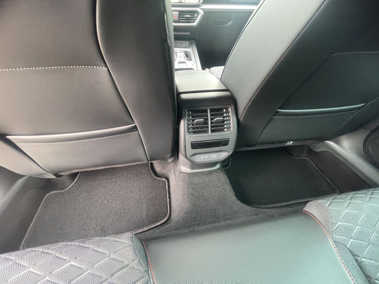 Seat Leon Sportstourer 2.0 TDI DSG FR AHK/Kamera/Navi