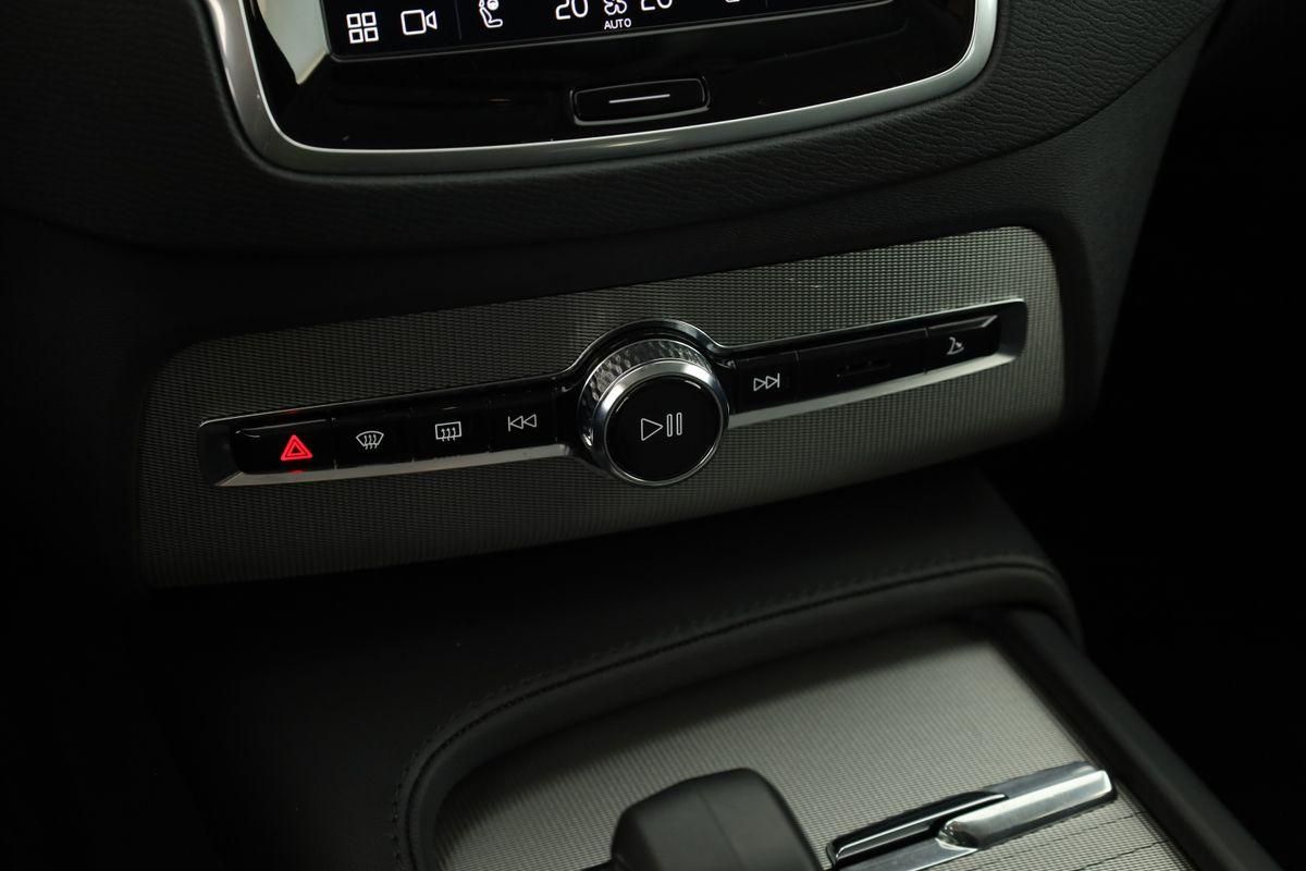 Volvo XC90 B5 AWD Core 7S LED Navi SHZ ACC Kam 20" AHK