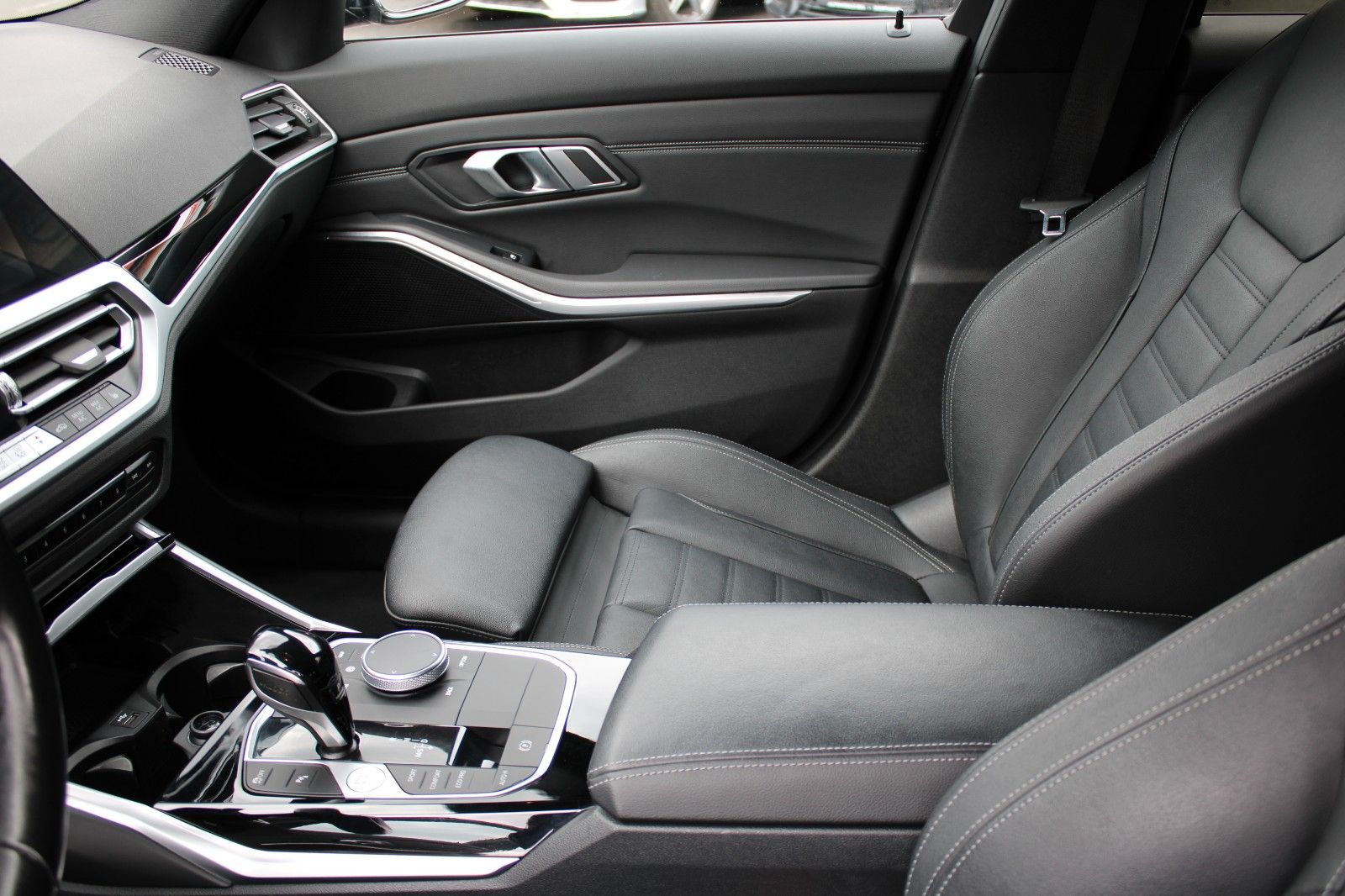BMW 320 d Sport Line - Samsaru's Car Outlet