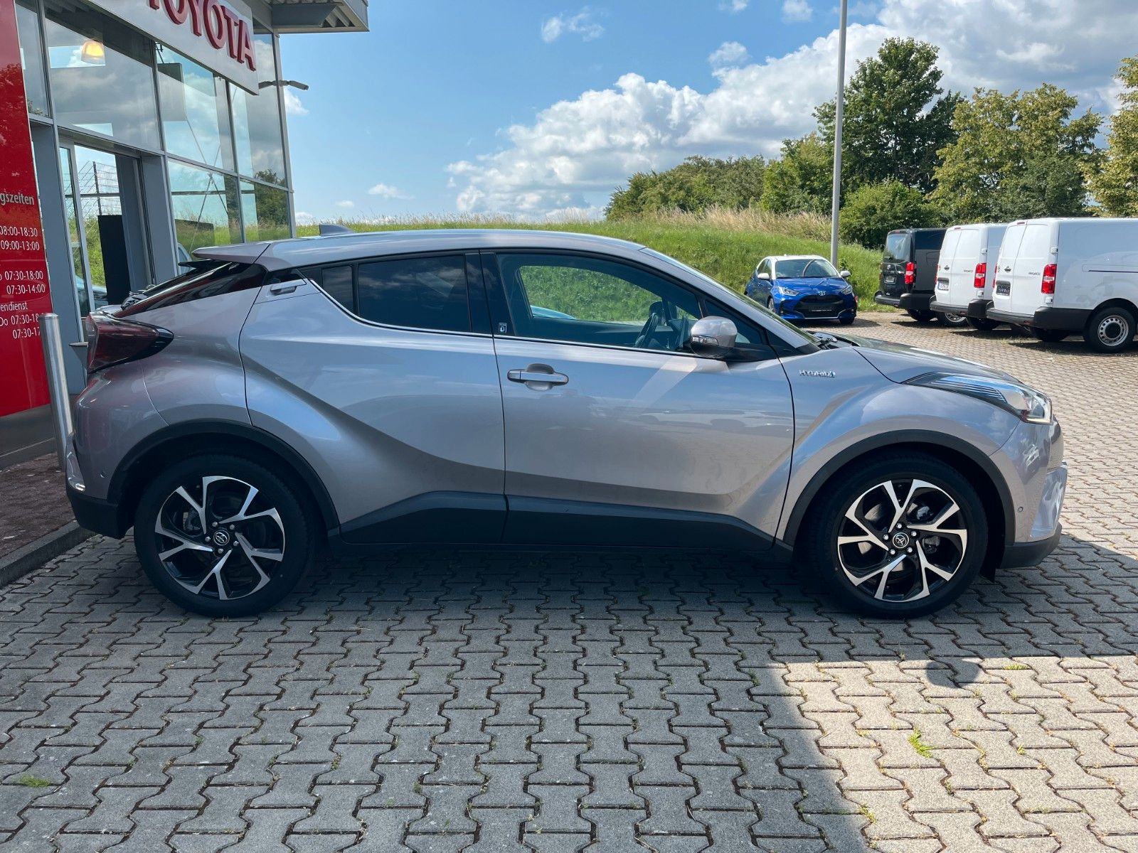 Toyota C-HR Hybrid - Samsaru's Car Outlet