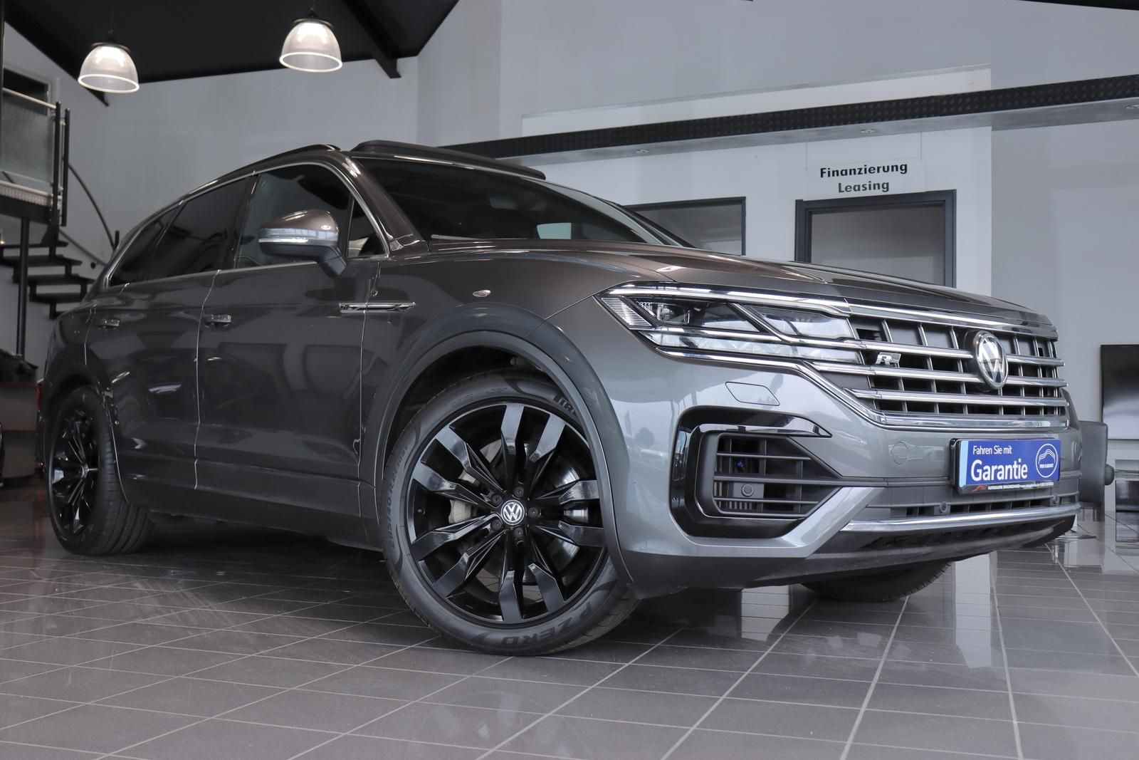 Volkswagen Touareg 3.0 V6 TSI Elegance 4Mot. R-LINE - Samsaru's Car Outlet