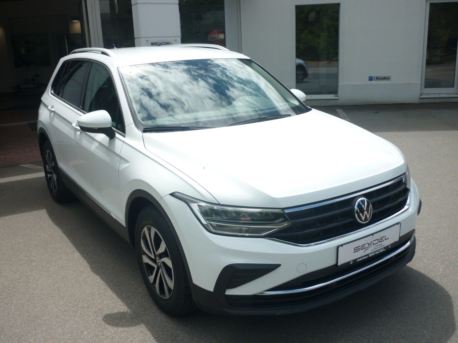 Volkswagen Tiguan 1.5 TSI Active - Samsaru's Car Outlet