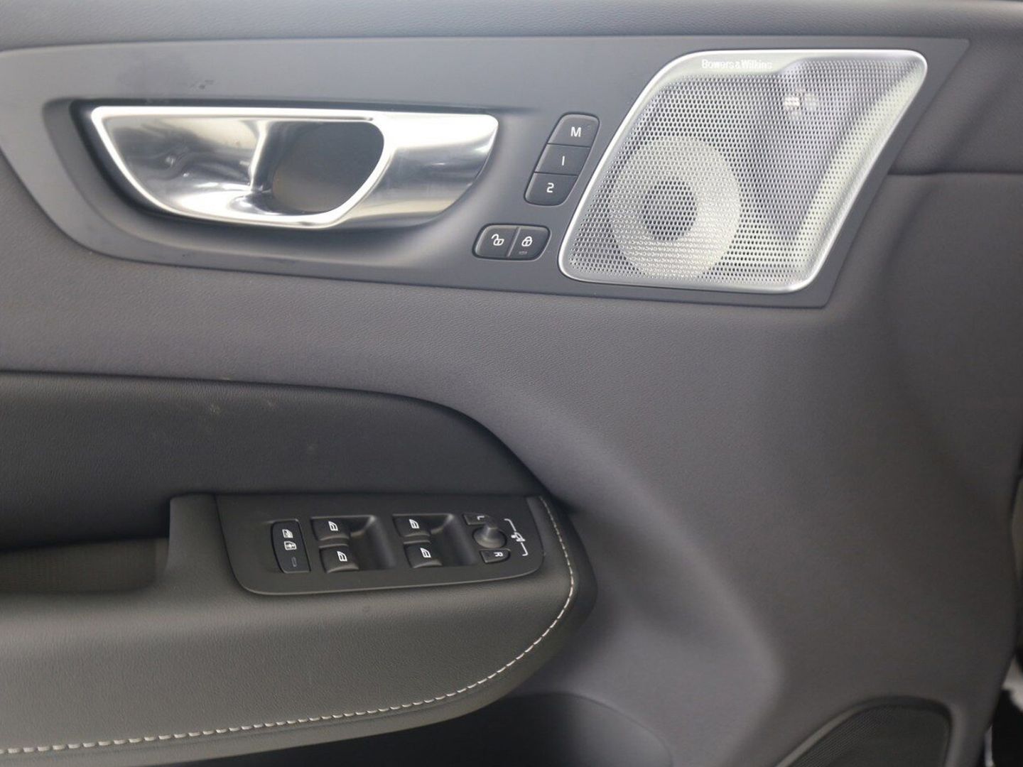 Volvo XC60 T6 Ultra Black Edition Plug-In Hybrid AWD - Samsaru's Car Outlet