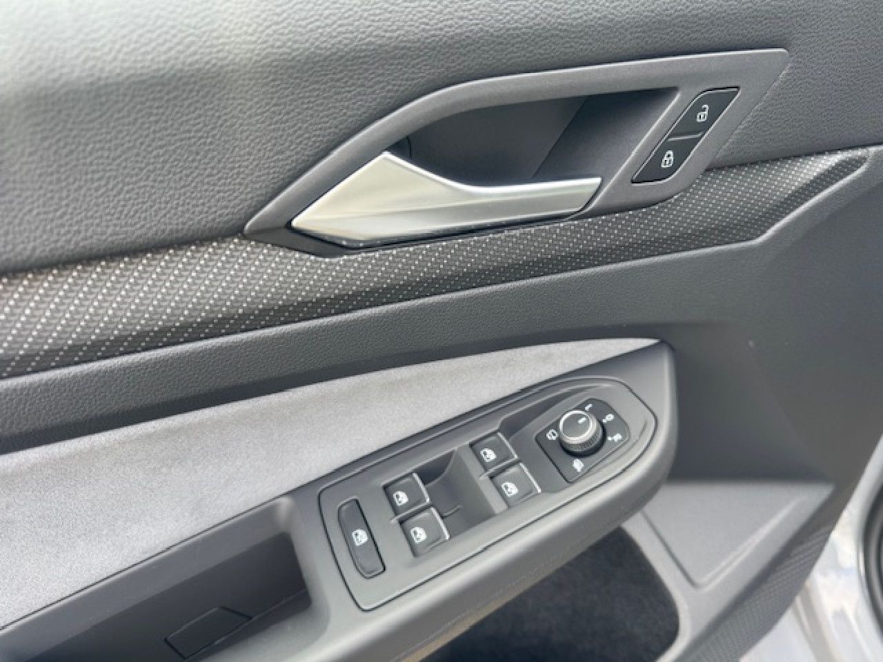 Volkswagen Golf VIII R-Line 1.5 eTSI DSG - Samsaru's Car Outlet
