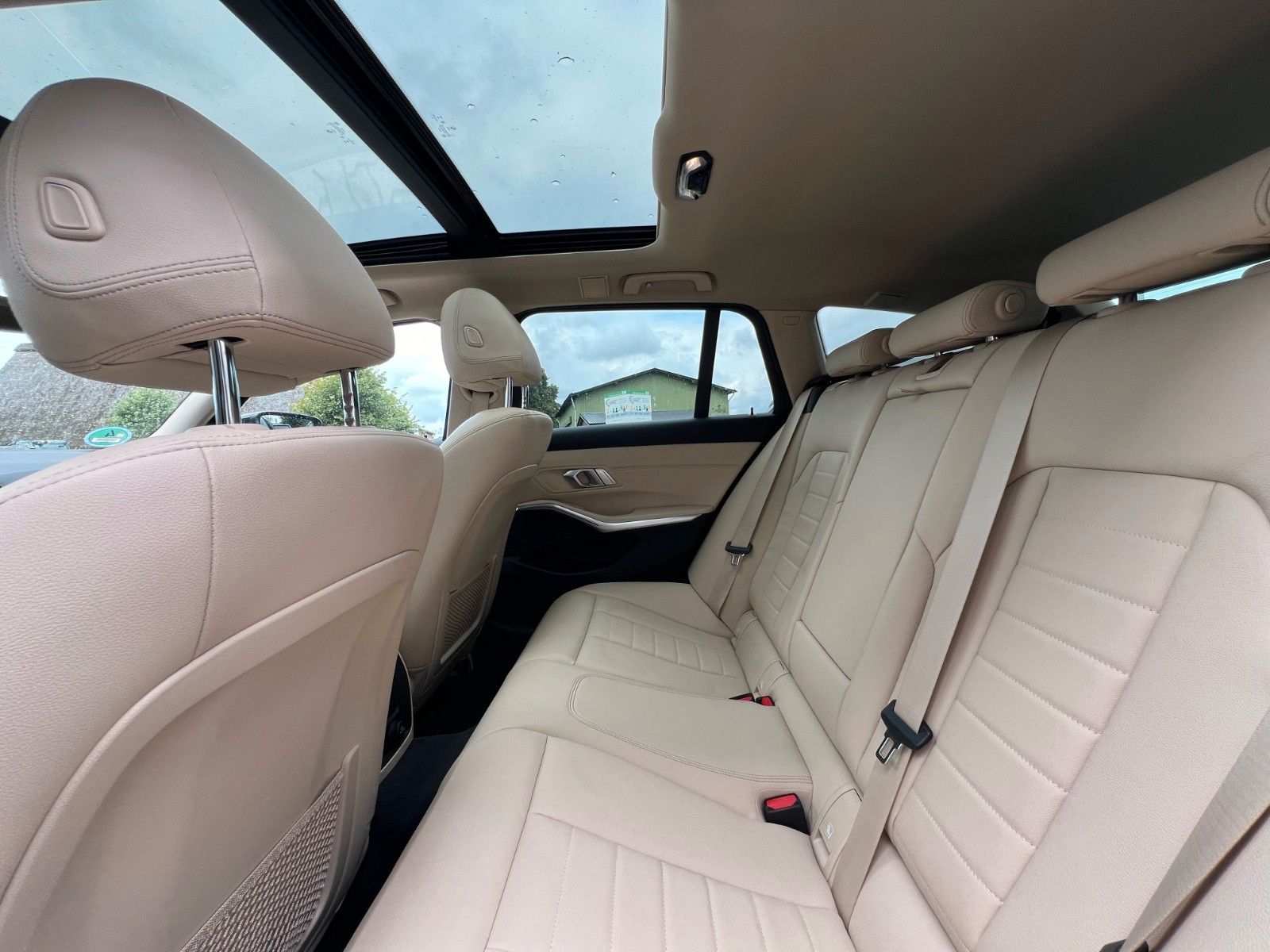 BMW 320i - Samsaru's Car Outlet