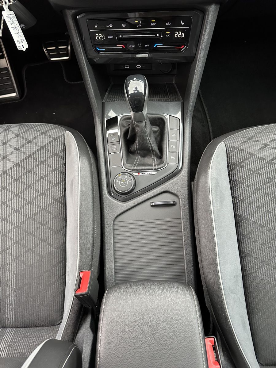 Volkswagen Tiguan 4M R-Line Black NAV+LED+AHK+ACC+VC+19ZOLL