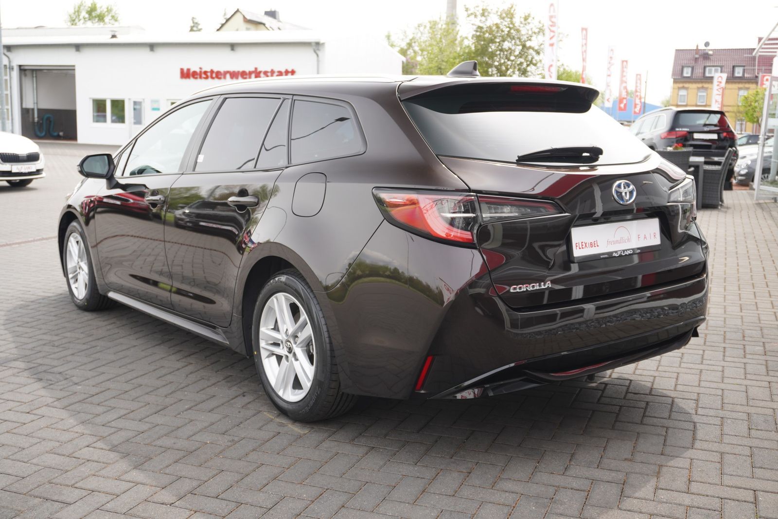 Toyota Corolla 2.0 Hybrid Lounge - Samsaru's Car Outlet