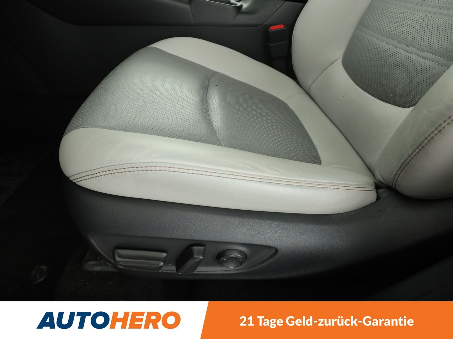 Toyota RAV 4 2.5 Hybrid 4x4 Lounge - Samsaru's Car Outlet