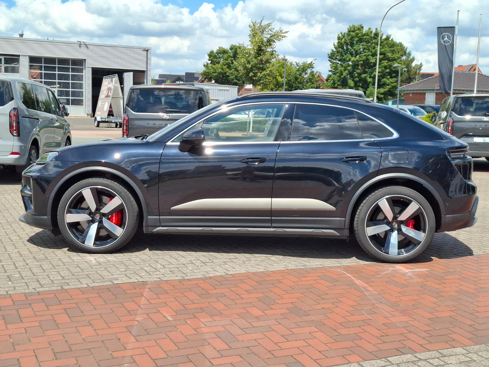 Porsche Macan E Turbo Burmester Sitzlüftung  HA-Lenkung