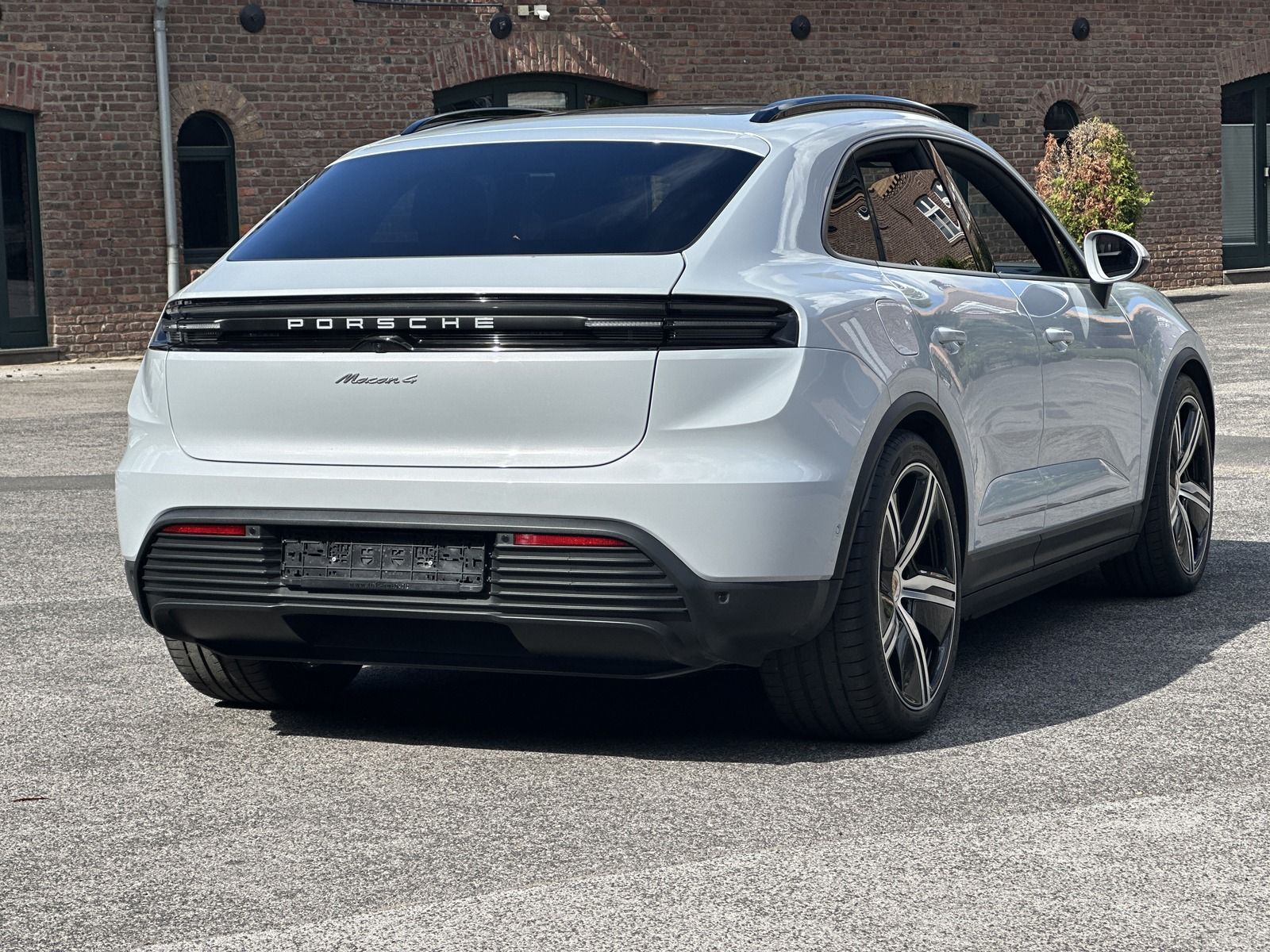 Porsche Macan 4 Exclusive - Samsaru's Car Outlet