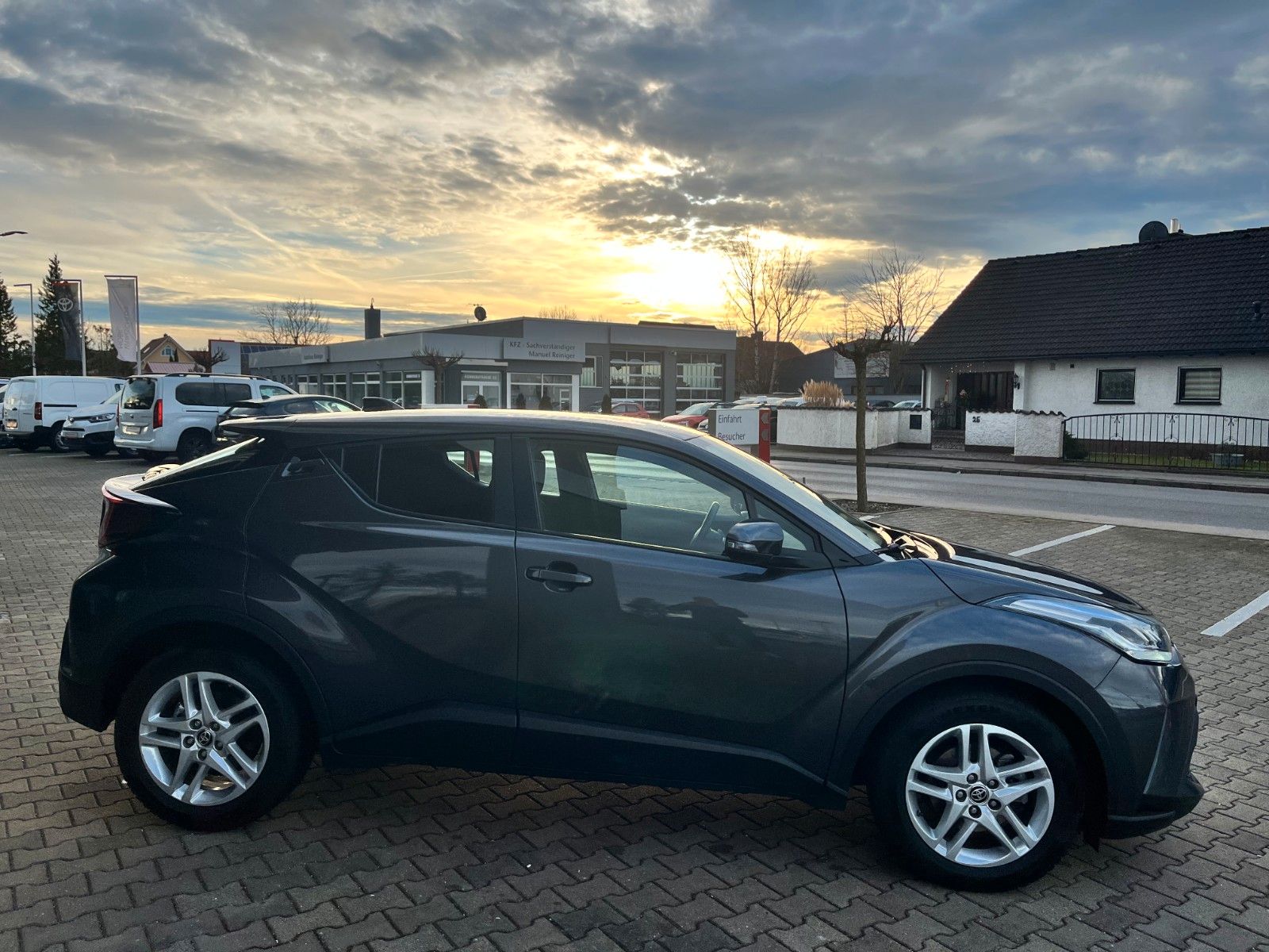 Toyota C-HR 1.8l VVT-i Hybrid - Samsaru's Car Outlet
