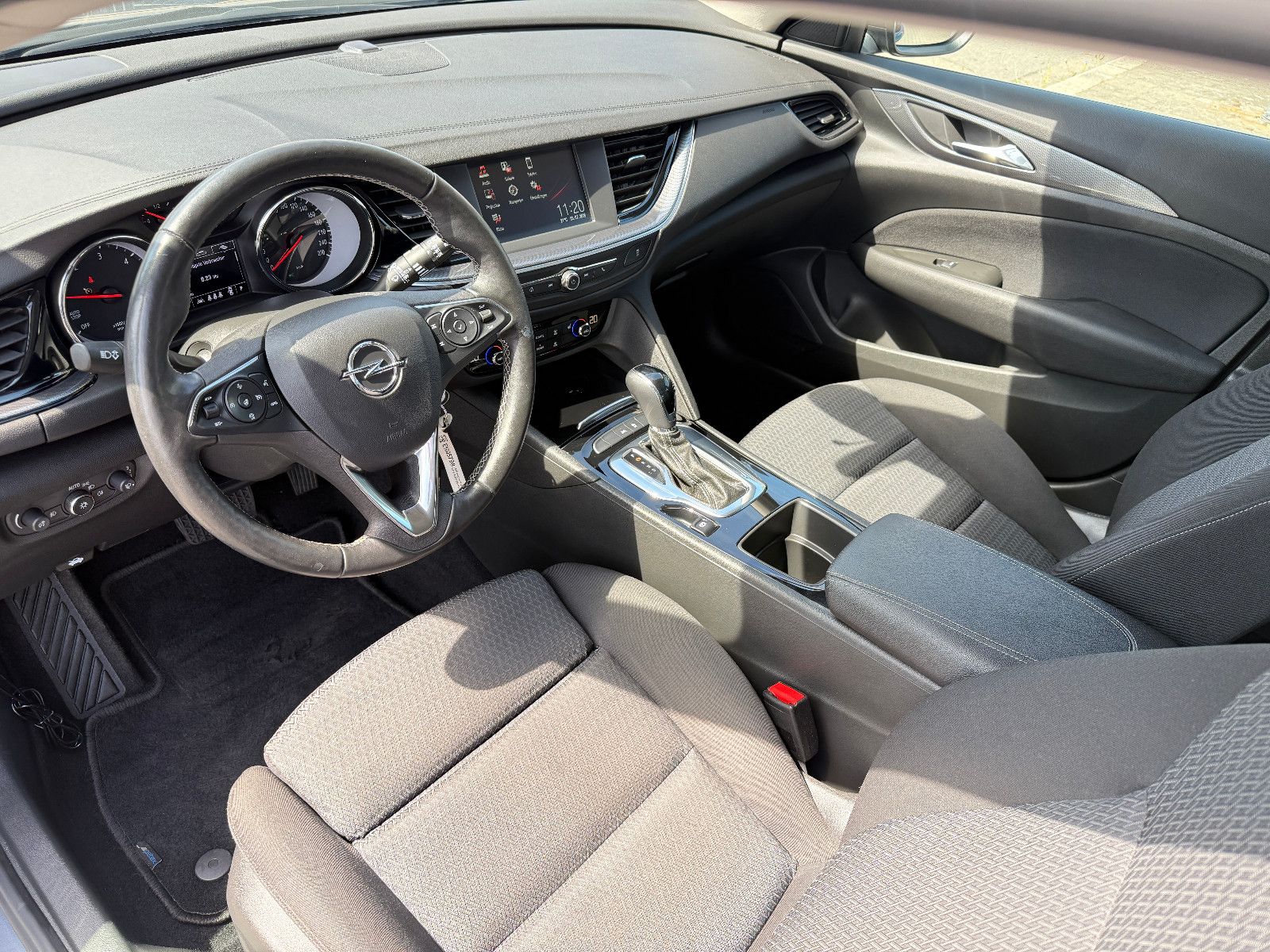 Opel Insignia B Sports Tourer Business - Samsaru's Car Outlet