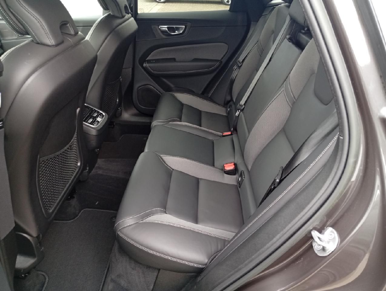 Volvo XC60 B4D Gear. Ultimate Dark AWD/Head-UP/Pano-D.