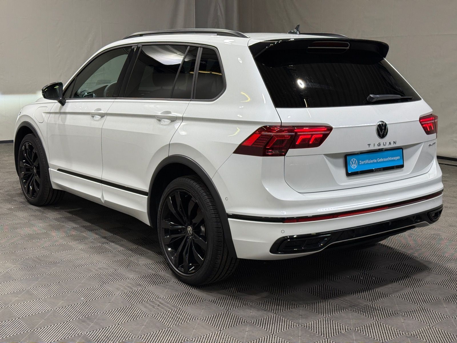 Volkswagen Tiguan R-Line 1.4 TSI eHybrid - Samsaru's Car Outlet