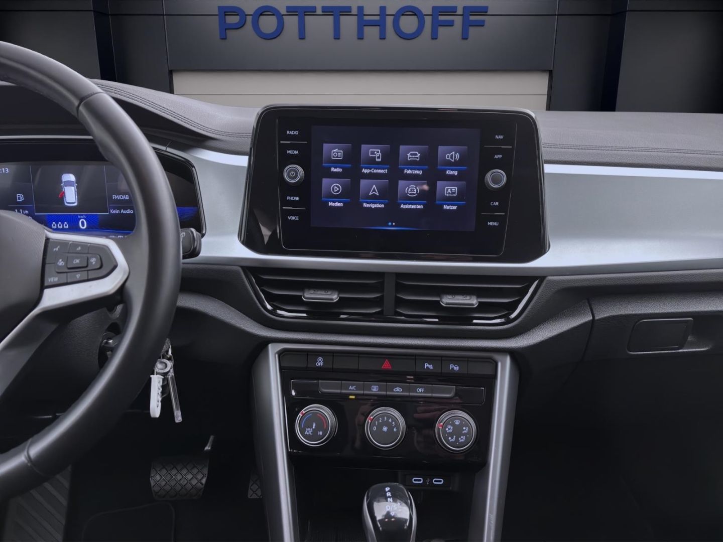 Volkswagen T-Roc 1.5 TSI DSG LIFE - Samsaru's Car Outlet
