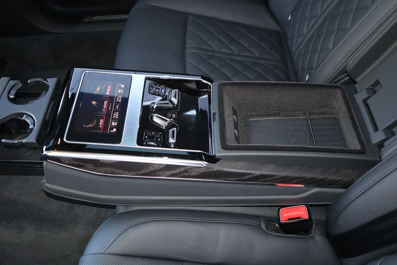 Audi A8L 60 TFSIe lang exclusive M.25/BLACK-P./S-LINE" → "Audi A8L 60 TFSIe lang exclusive S-LINE - Samsaru's Car Outlet