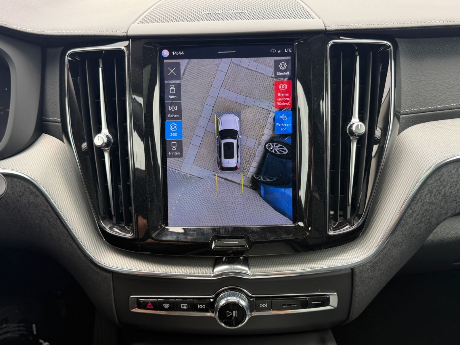 Volvo XC60 T8 Ultimate Dark Recharge HEICO V-Max offen