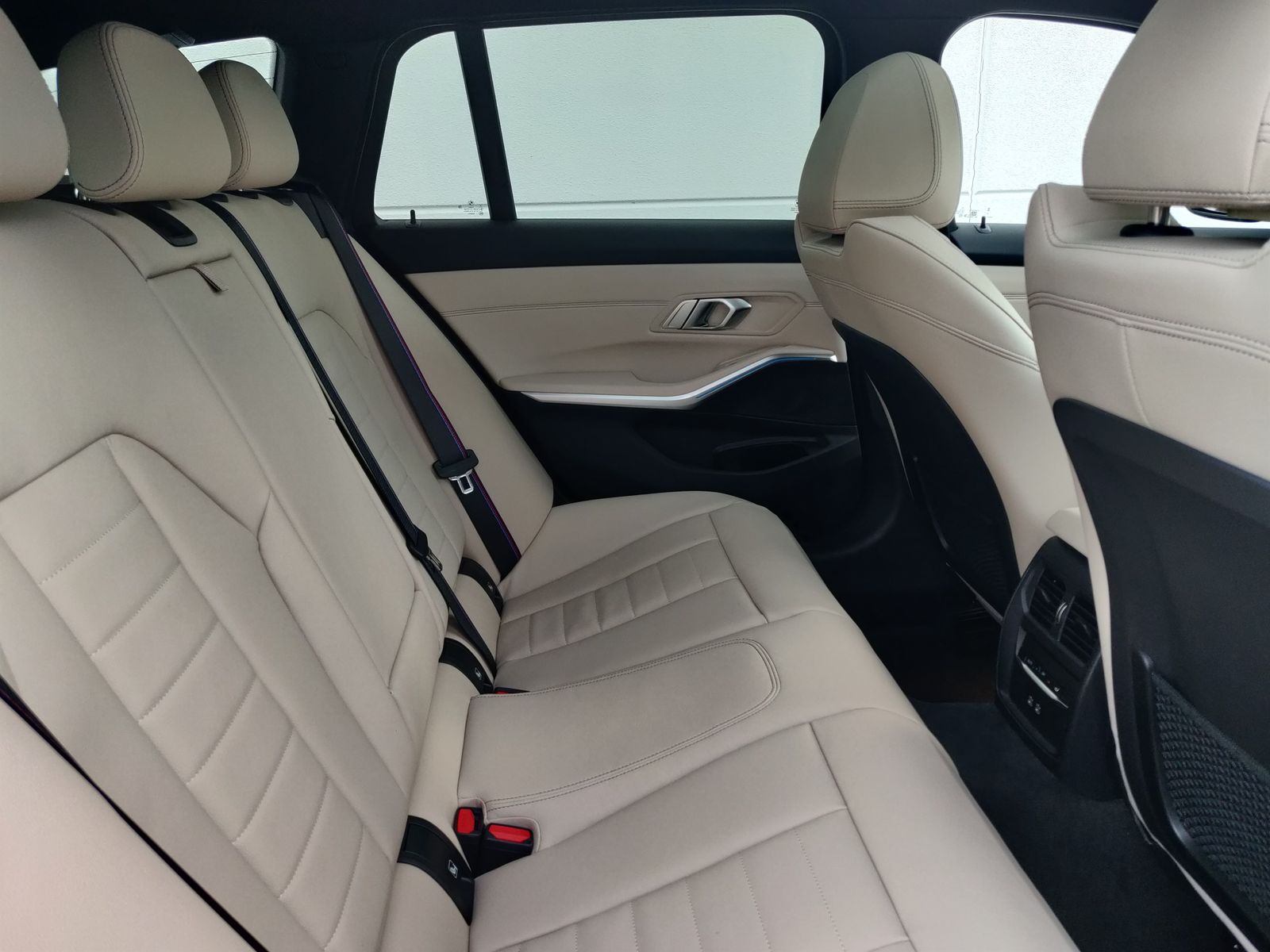 BMW 330e Touring M SPORTPAKET - Samsaru's Car Outlet