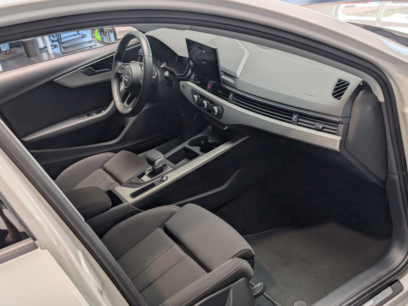 Audi A4 Avant 35 TDI S tronic advanced - Samsaru's Car Outlet