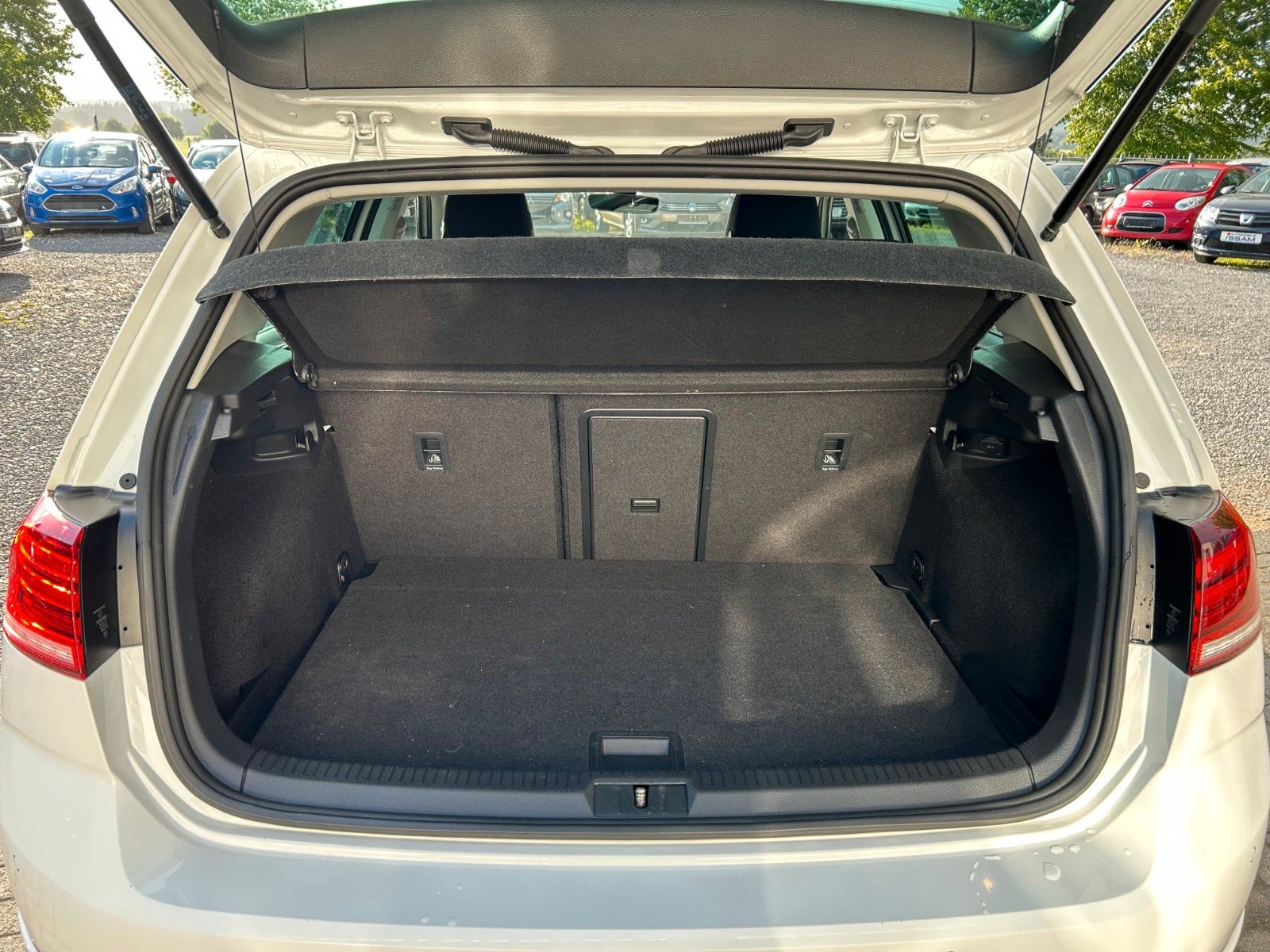Volkswagen Golf VII Lim. IQ.DRIVE - Samsaru's Car Outlet