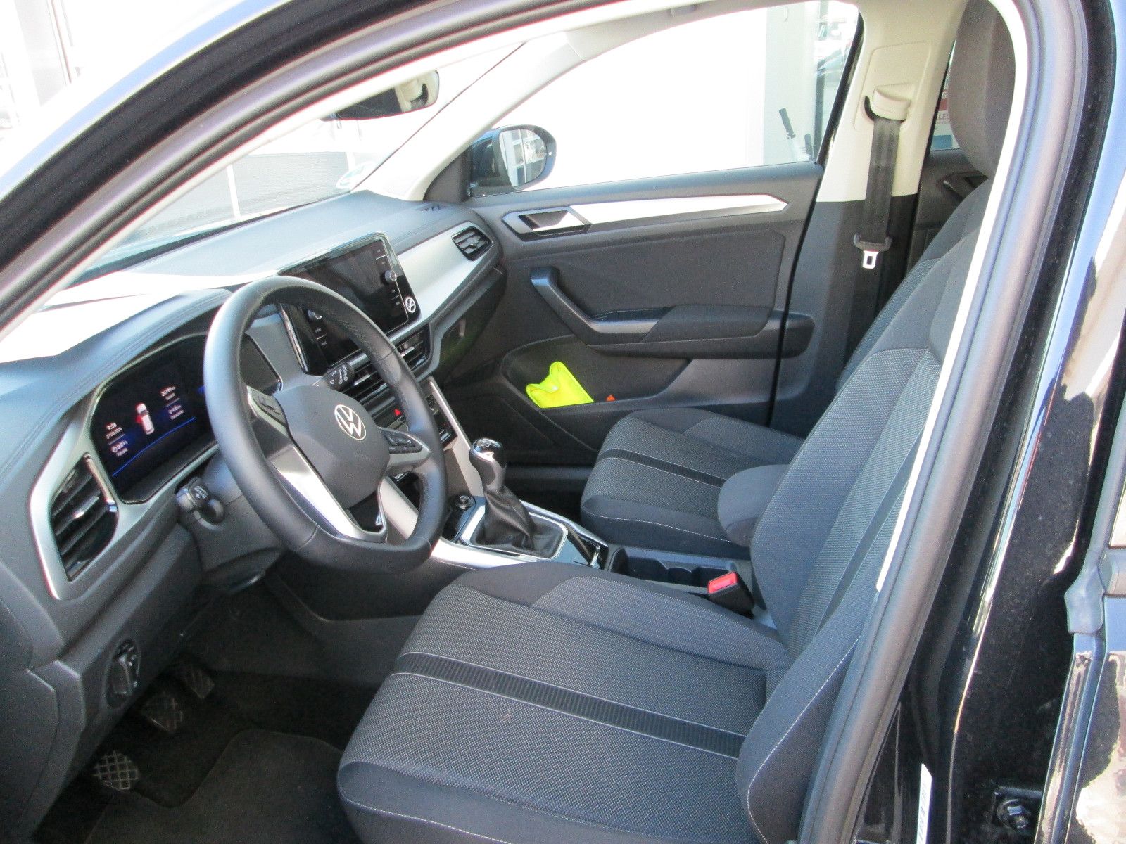 Volkswagen T-Roc Life - Samsaru's Car Outlet
