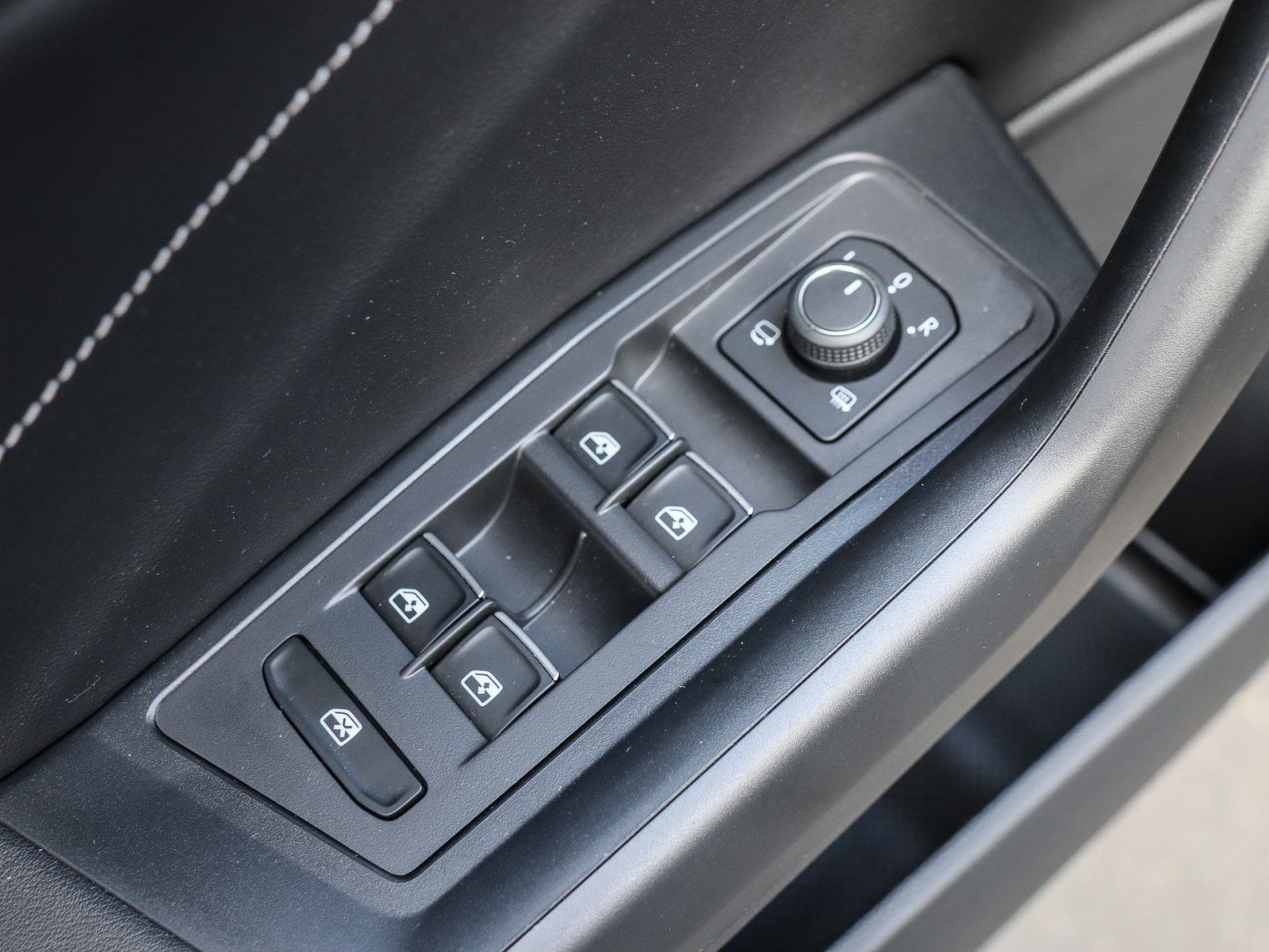 Volkswagen T-Roc R-Line 1.5 TSI - Samsaru's Car Outlet